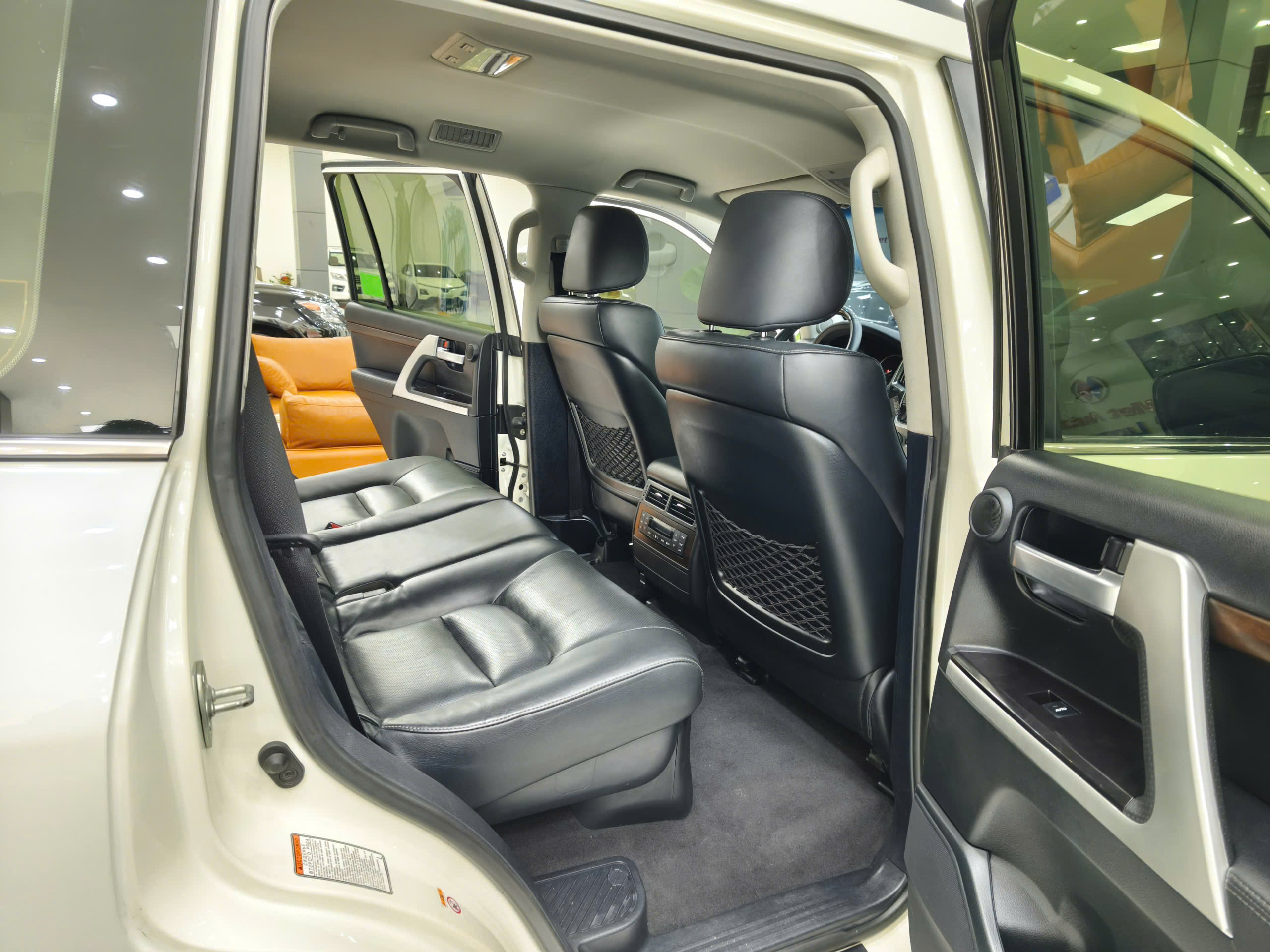 Bán xe Toyota Land Cruiser LC200 năm sản xuất 2019, màu trắng, nhập khẩu nguyên chiếc