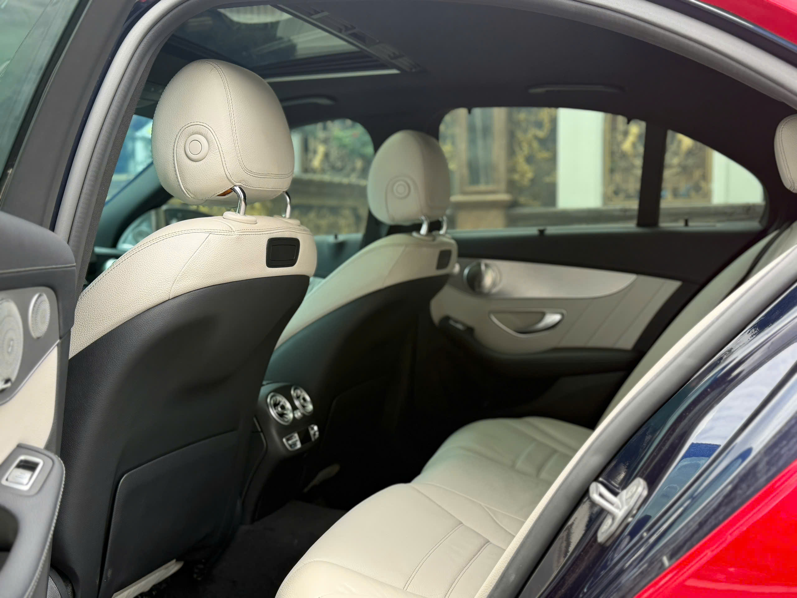 Bán Mercedes-Benz C300 AMG năm 2018, màu xanh Wrap Đỏ