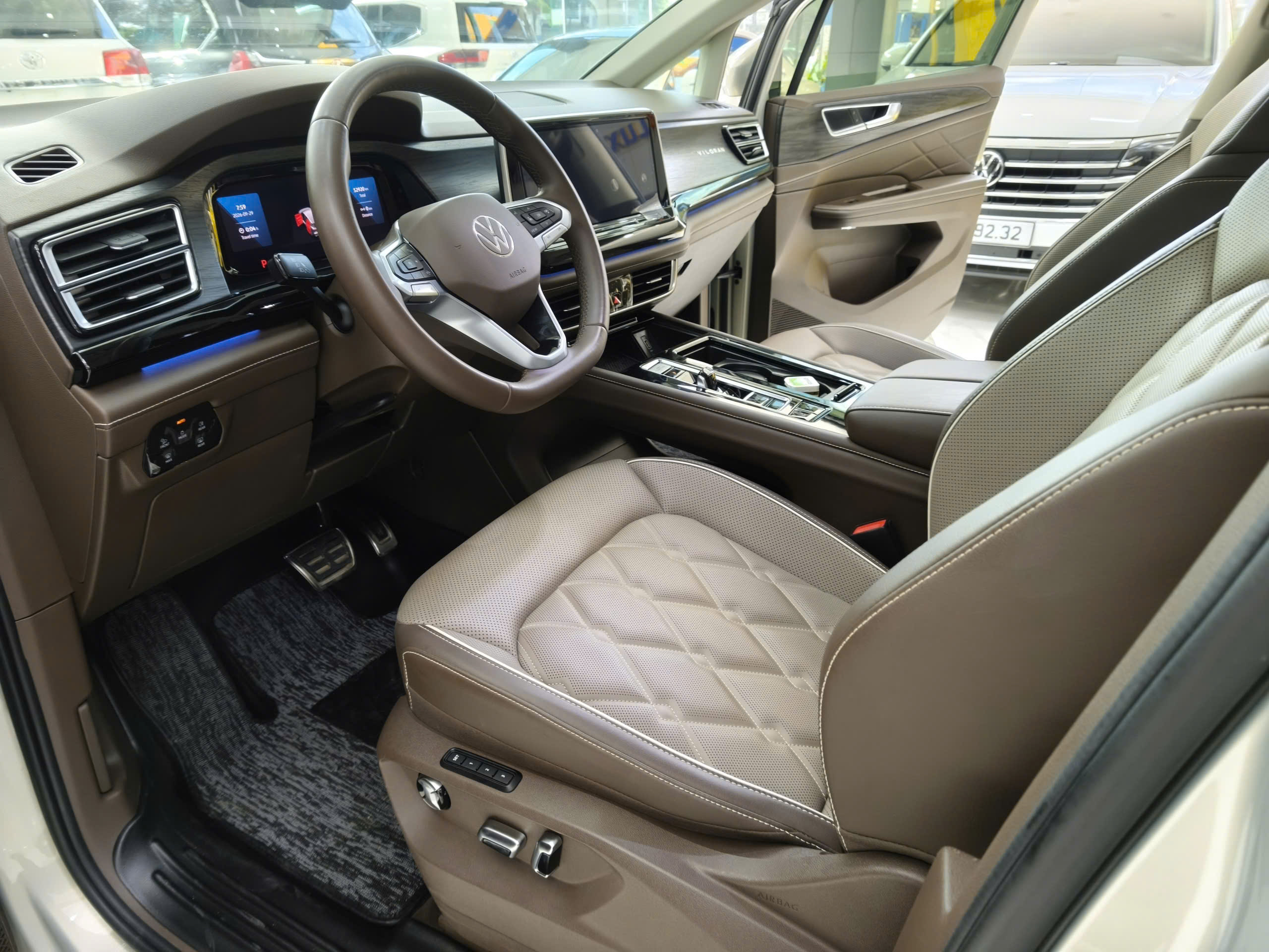Bán xe Vilivolkswagen Viloran Luxury 2024 Xe Rất đẹp một chủ từ đầu. Sơn Zin cả xe
