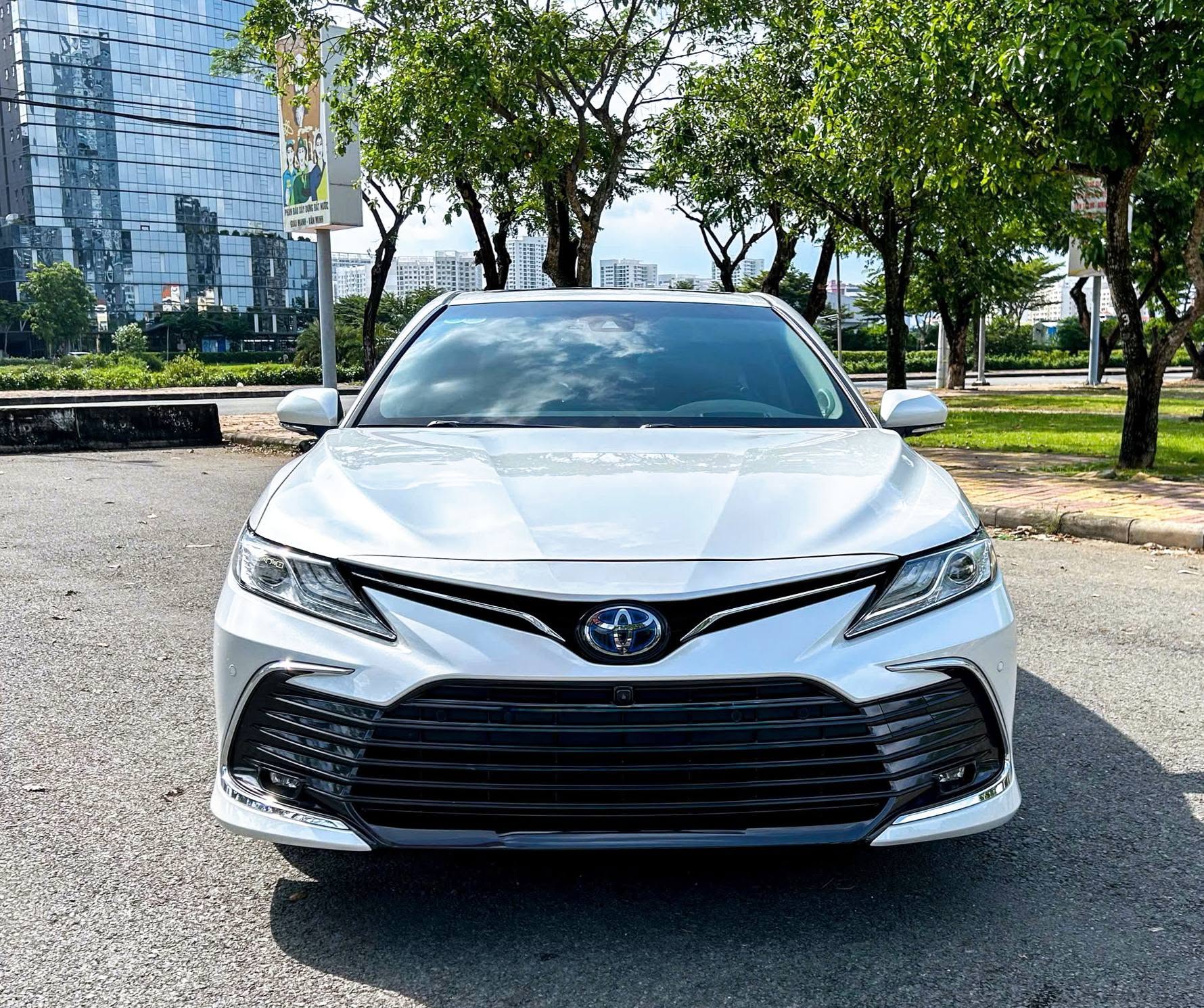 Bán xe Toyota Camry 2.5HV sản xuất 2023, màu trắng, nhập khẩu, 1.139 tỉ