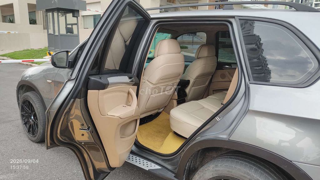 BMW X5 2011 LCI màu xám, xe chính chủ sử dụng kỹ, đã lên nhiều option giá trị.