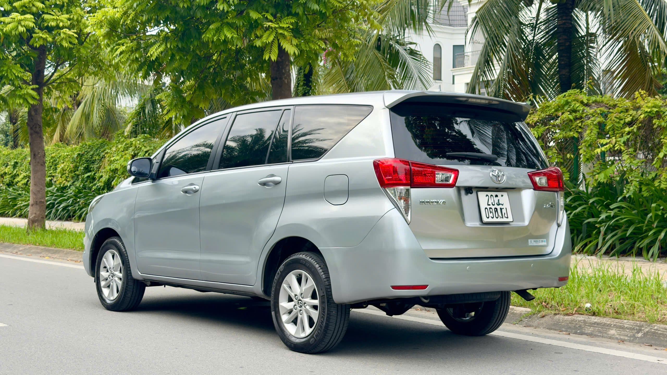 Cần bán Innova 2.0E MT