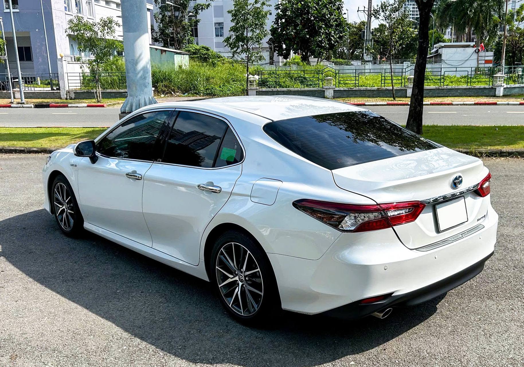 Bán xe Toyota Camry 2.5HV sản xuất 2023, màu trắng, nhập khẩu, 1.139 tỉ