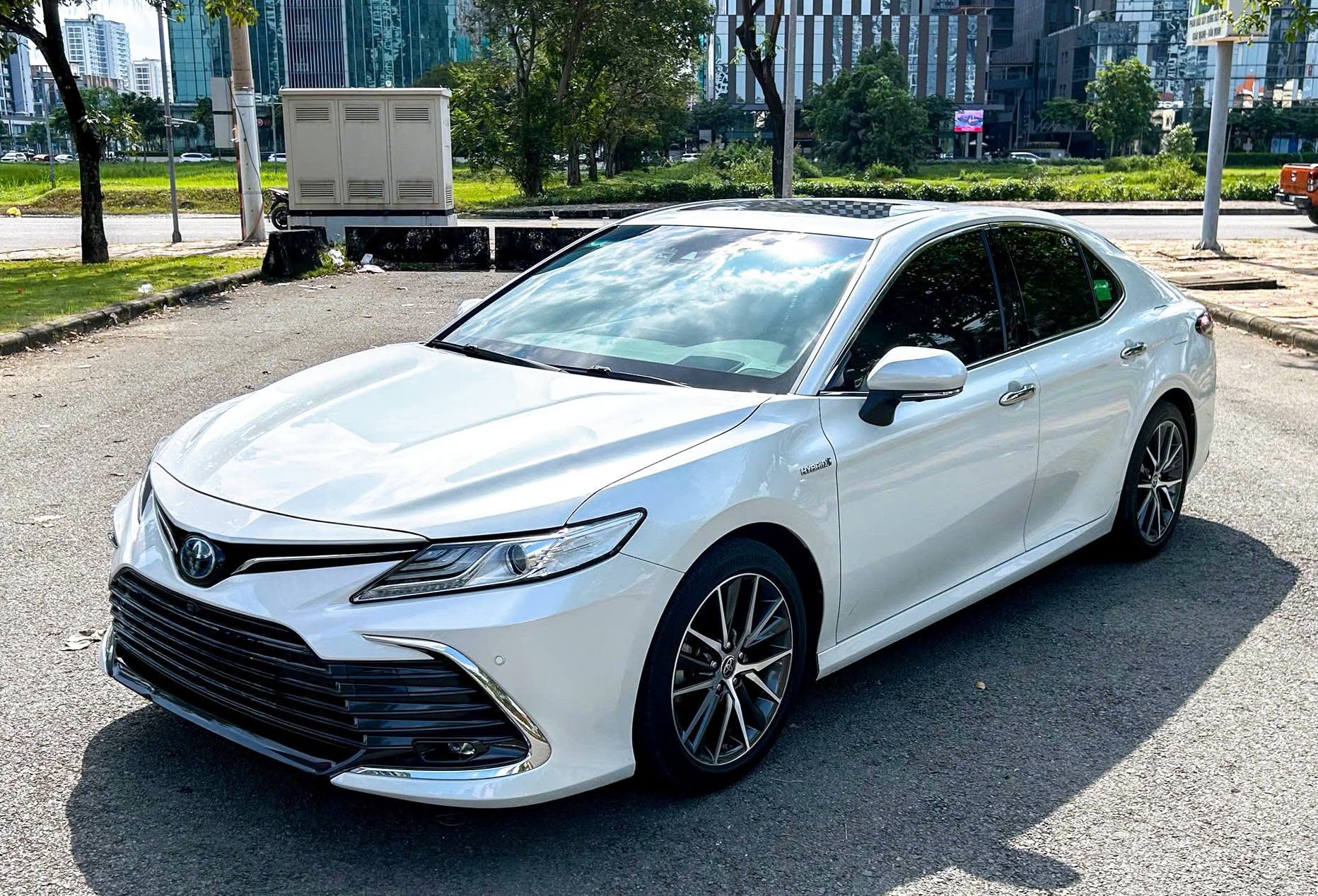 Bán xe Toyota Camry 2.5HV sản xuất 2023, màu trắng, nhập khẩu, 1.139 tỉ