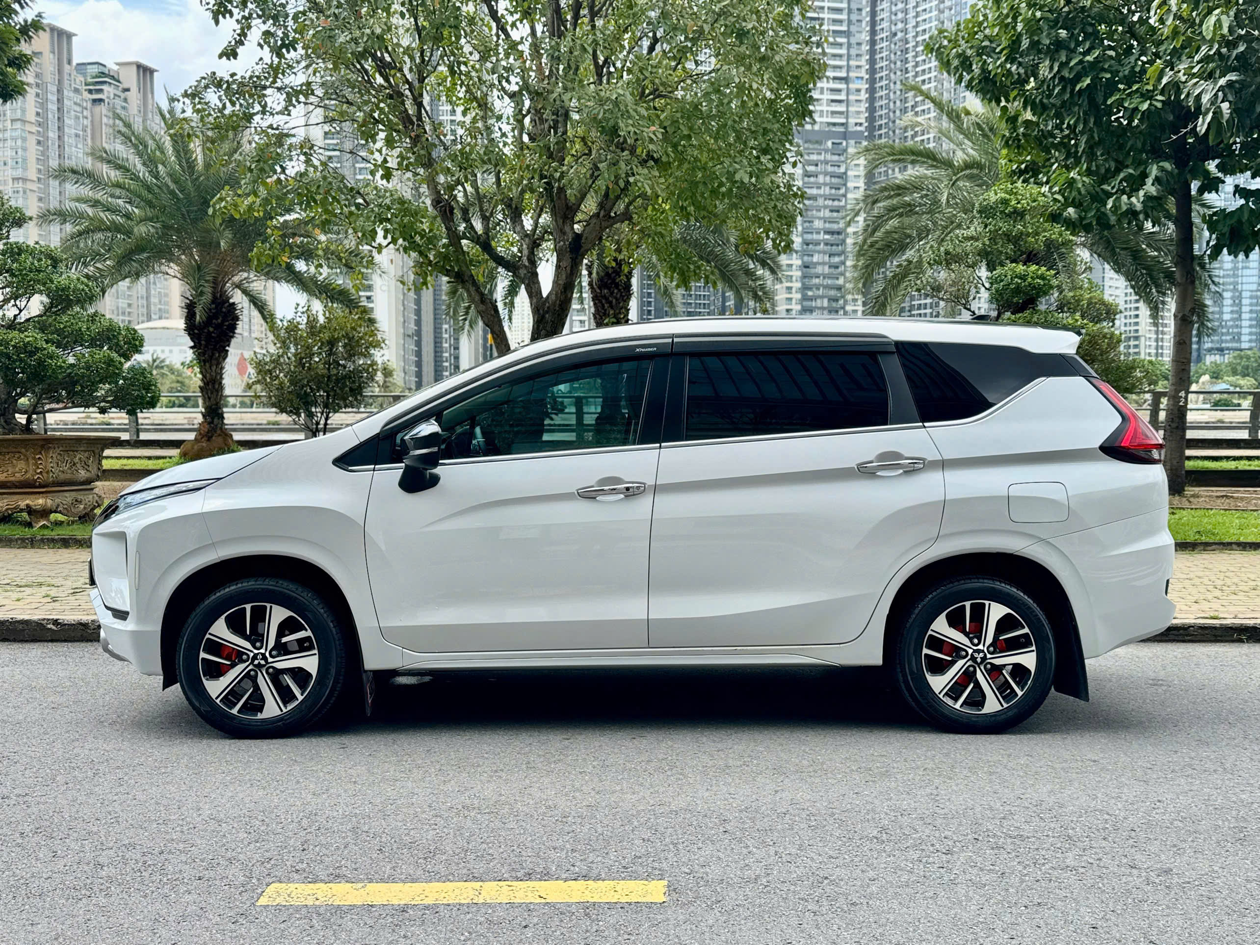 Bán xe Mitsubishi Xpander 1.5 AT sản xuất năm 2020, màu trắng, xe nhập, 370 triệu
