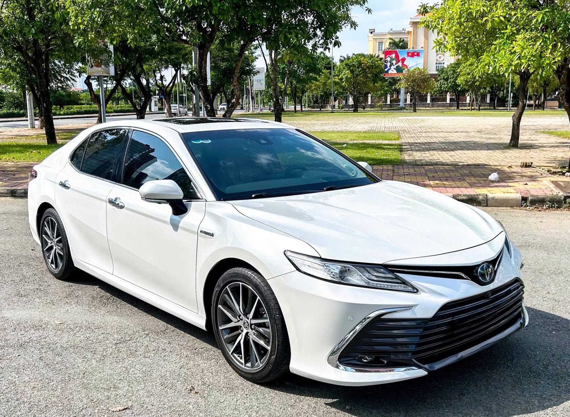 Bán xe Toyota Camry 2.5HV sản xuất 2023, màu trắng, nhập khẩu, 1.139 tỉ