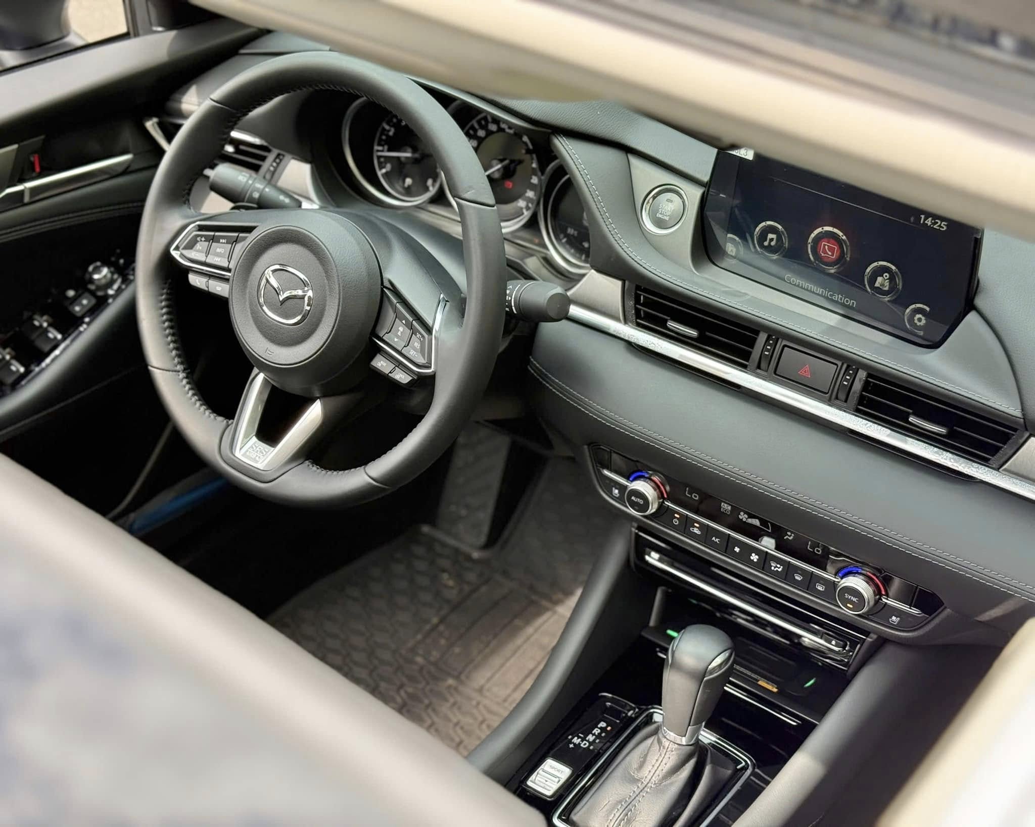 Bán Mazda Mazda 6 Premium 2.0 AT TCCC năm sản xuất 2023, màu xanh, 650tr