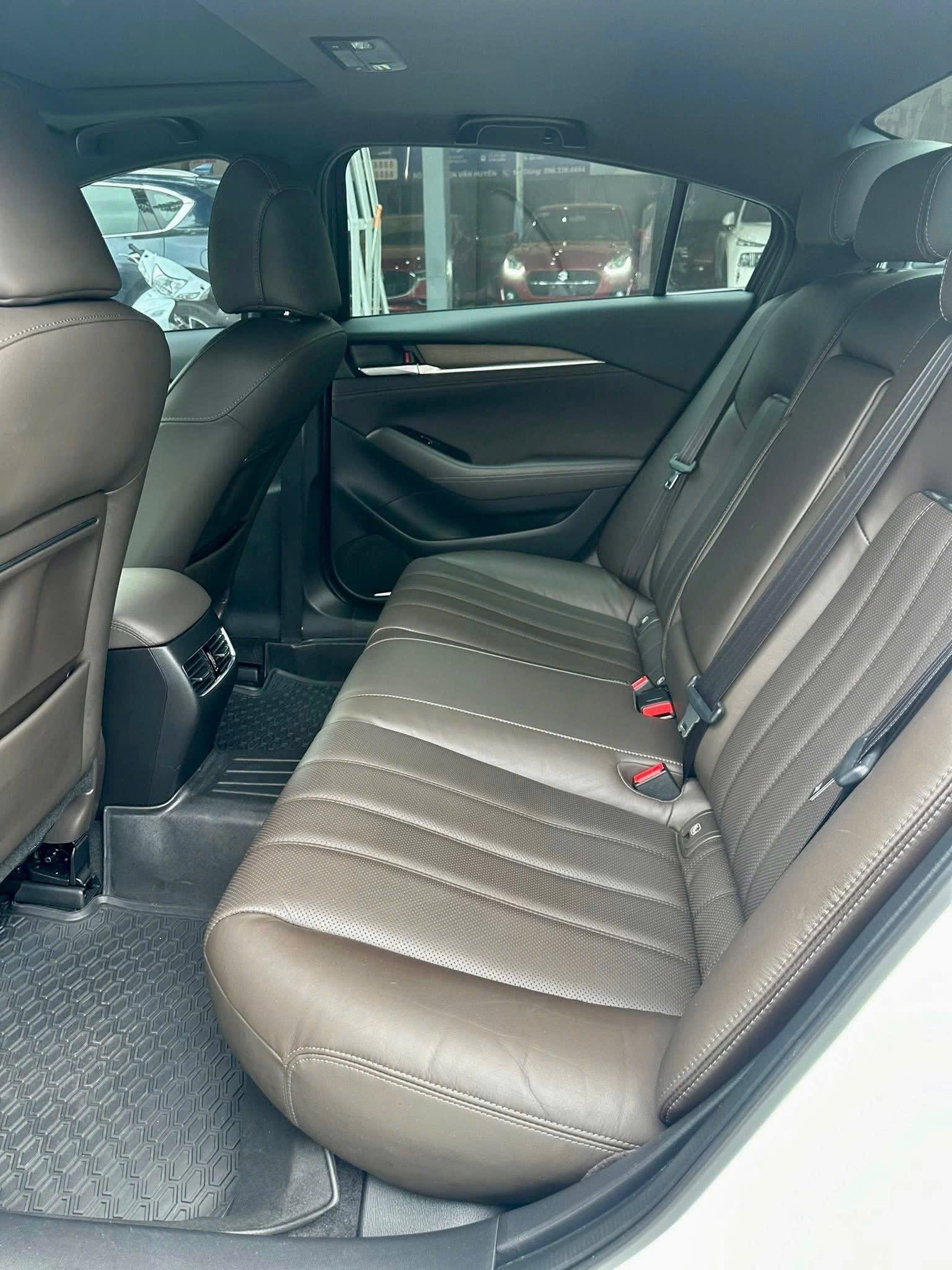 Bán Mazda Mazda 6 Signature Premium 2.5 AT năm sản xuất 2024, màu trắng, giá chỉ 719 triệu