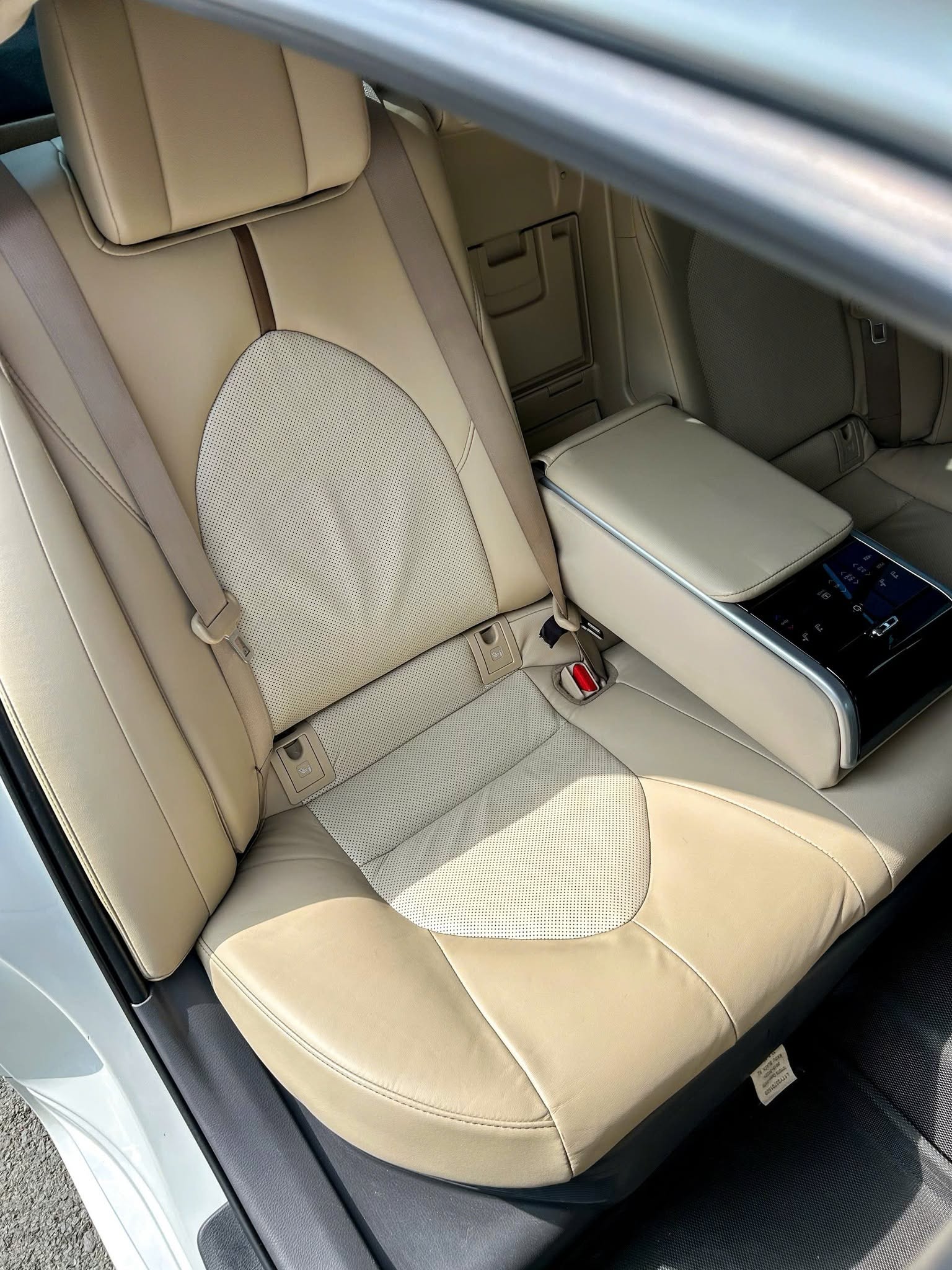 Bán xe Toyota Camry 2.5HV sản xuất 2023, màu trắng, nhập khẩu, 1.139 tỉ