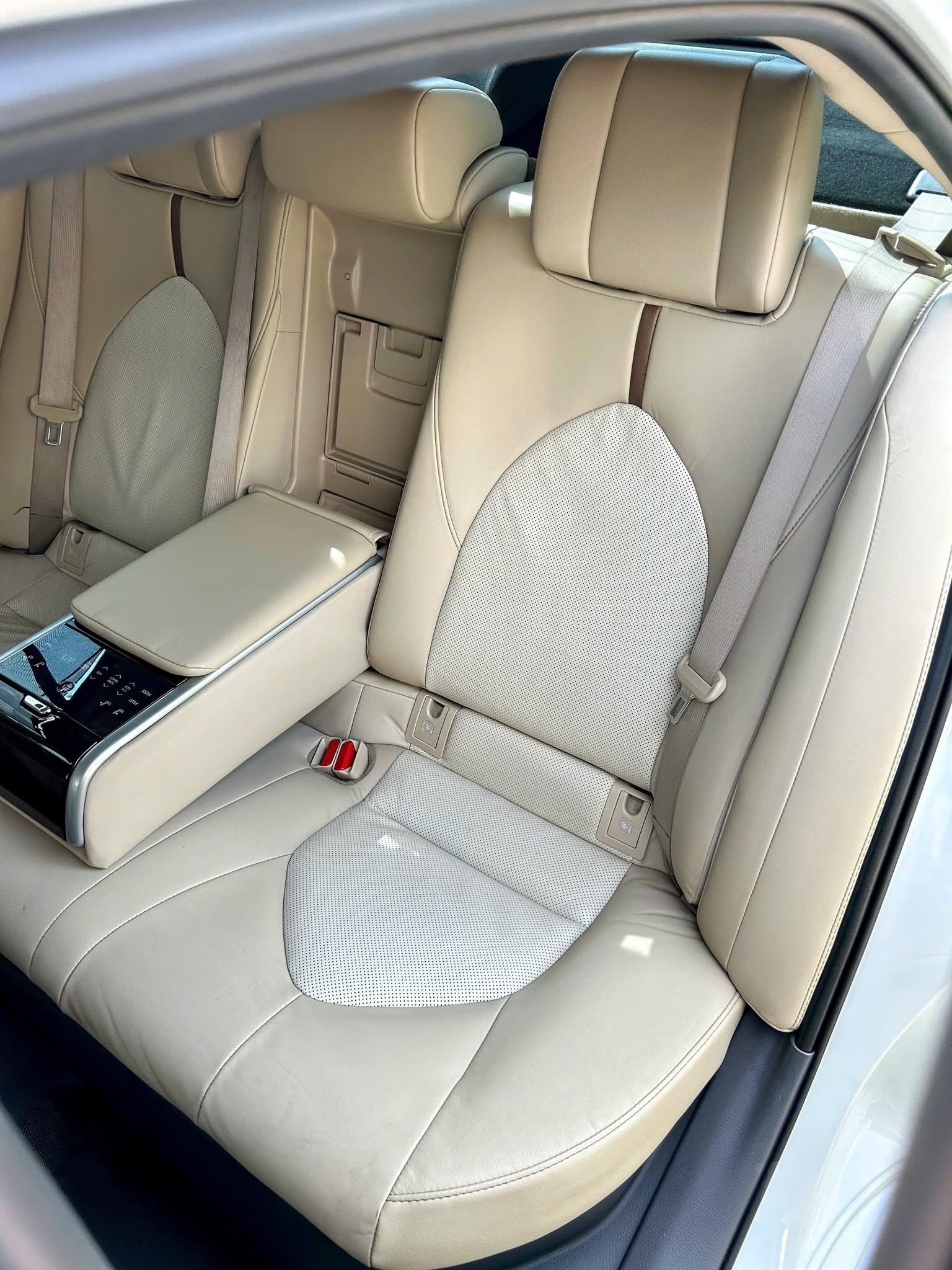 Bán xe Toyota Camry 2.5HV sản xuất 2023, màu trắng, nhập khẩu, 1.139 tỉ