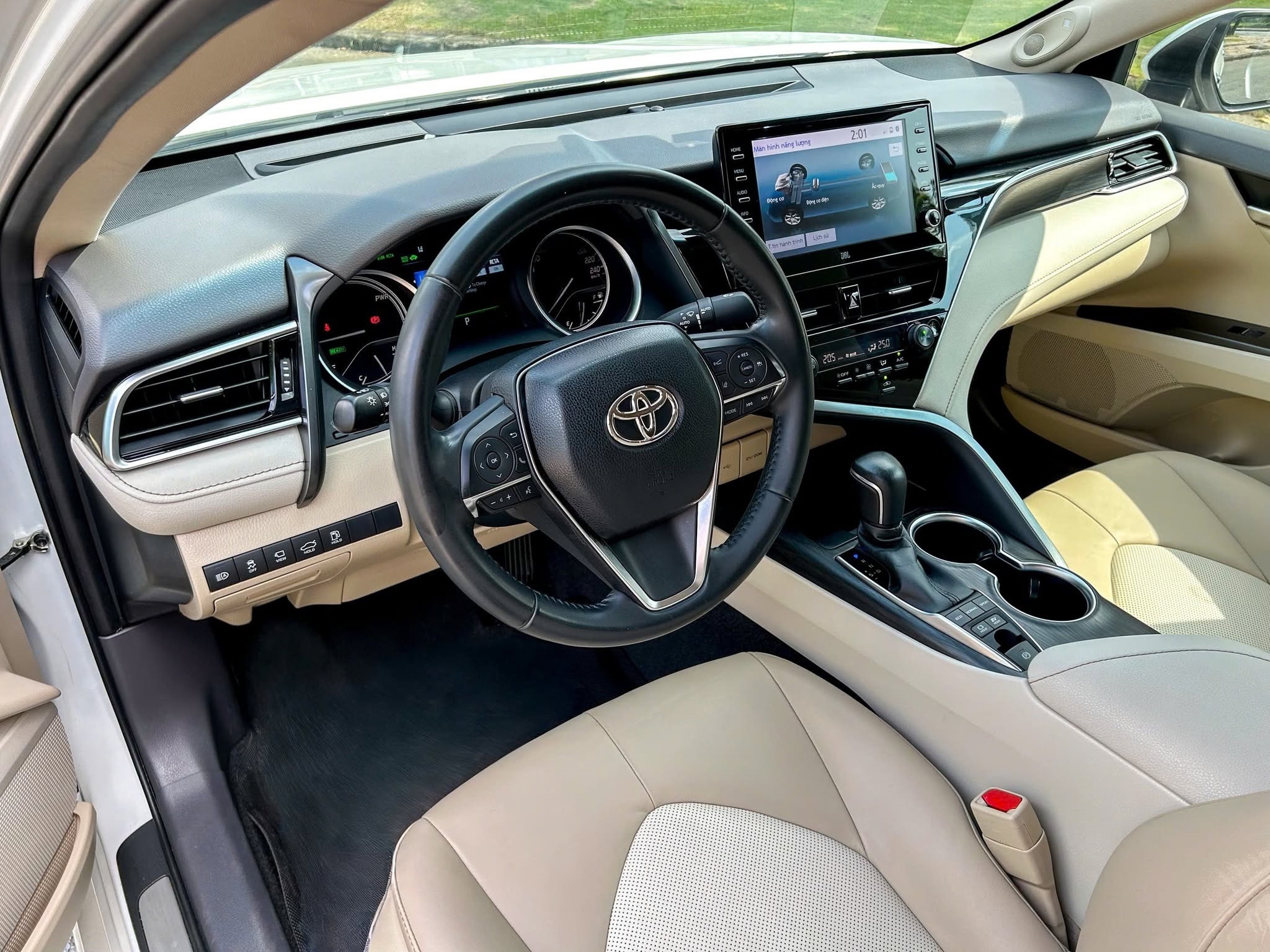 Bán xe Toyota Camry 2.5HV sản xuất 2023, màu trắng, nhập khẩu, 1.139 tỉ