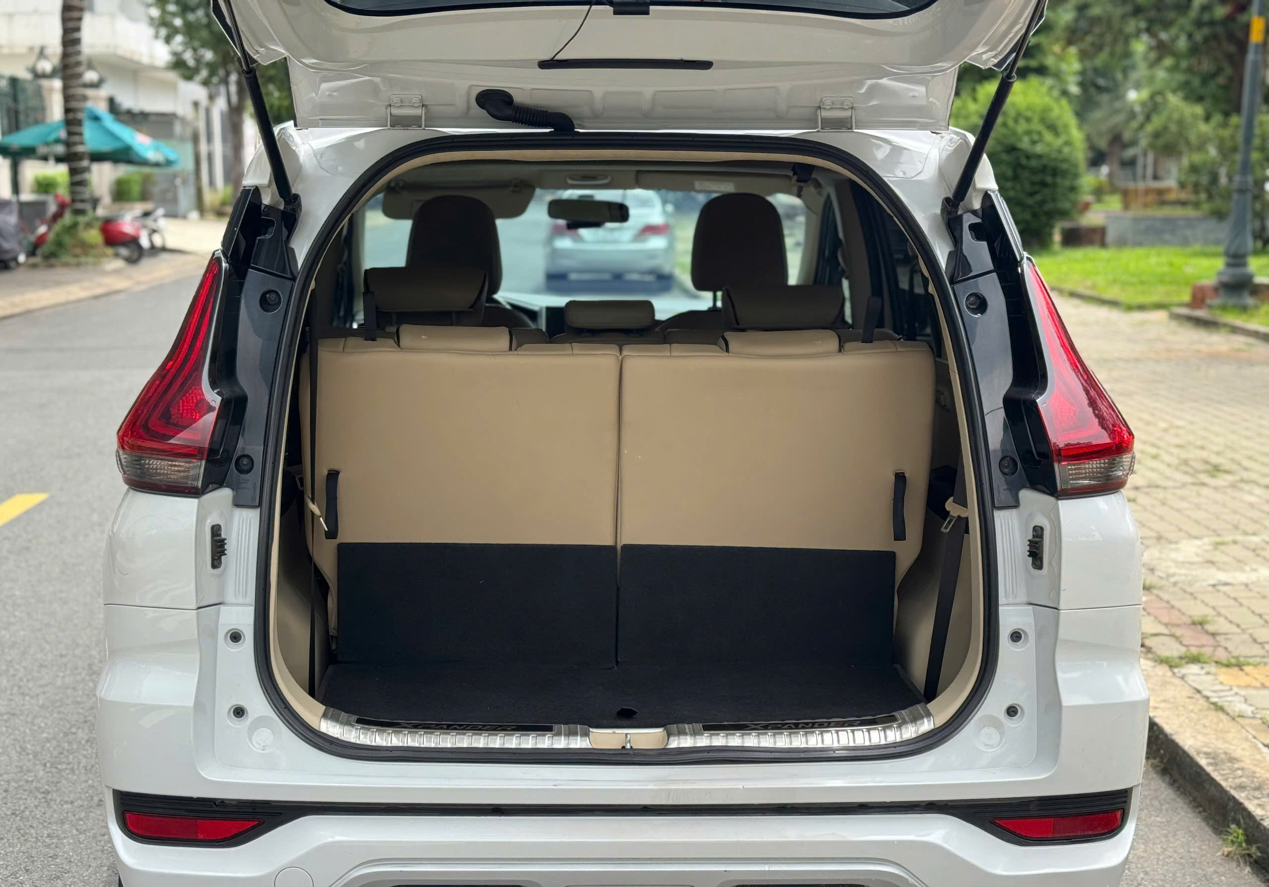 Bán xe Mitsubishi Xpander 1.5 AT sản xuất năm 2020, màu trắng, xe nhập, 370 triệu