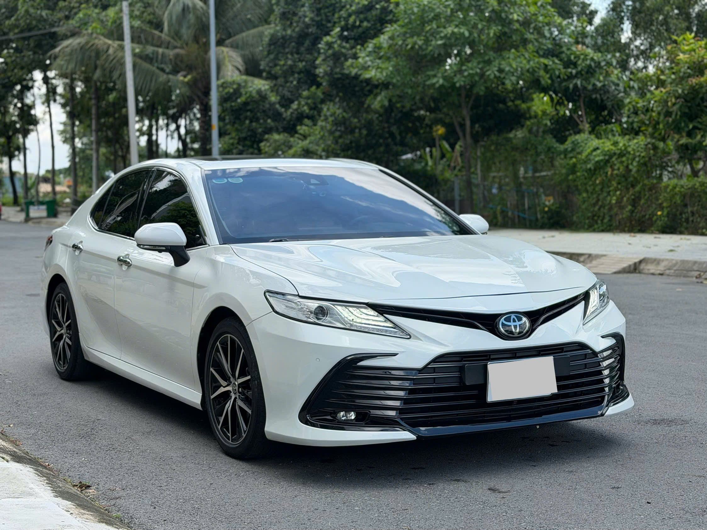 Bán Toyota Camry 2.0Q sản xuất 2023, màu trắng, nhập khẩu