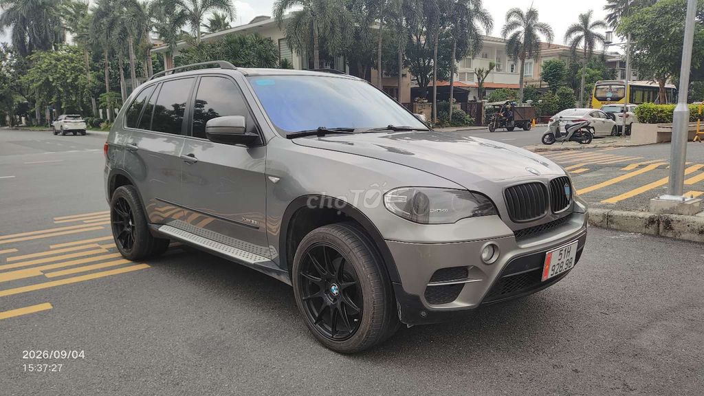BMW X5 2011 LCI màu xám, xe chính chủ sử dụng kỹ, đã lên nhiều option giá trị.