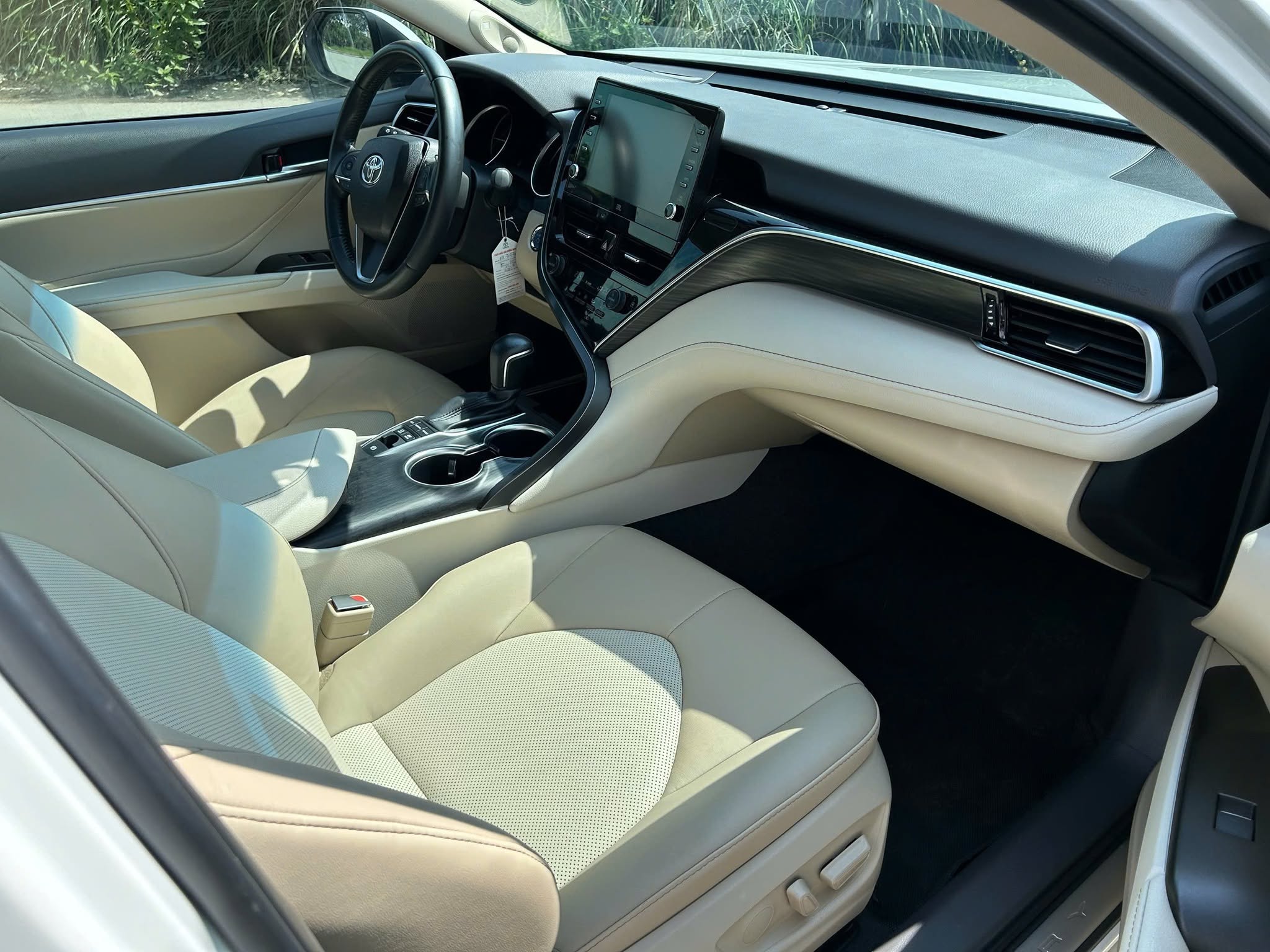 Bán xe Toyota Camry 2.5HV sản xuất 2023, màu trắng, nhập khẩu, 1.139 tỉ