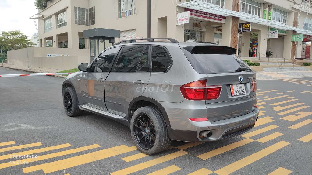 BMW X5 2011 LCI màu xám, xe chính chủ sử dụng kỹ, đã lên nhiều option giá trị.