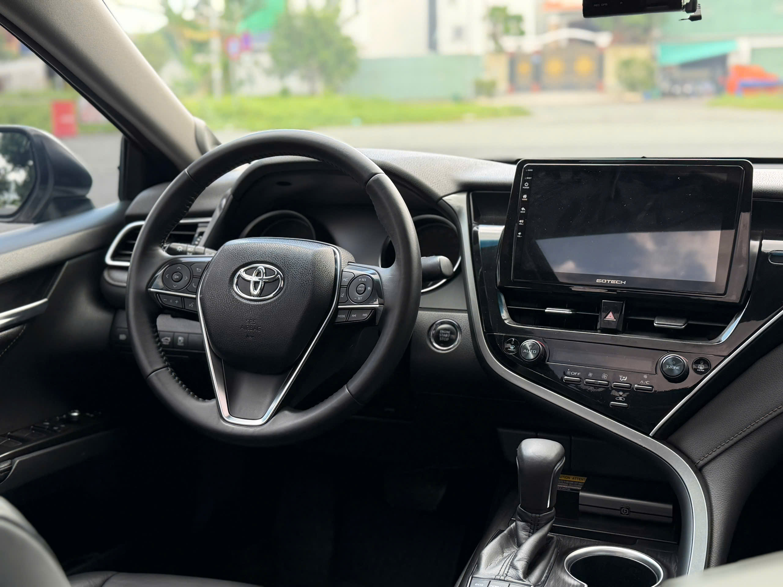 Bán Toyota Camry 2.0Q sản xuất 2023, màu trắng, nhập khẩu