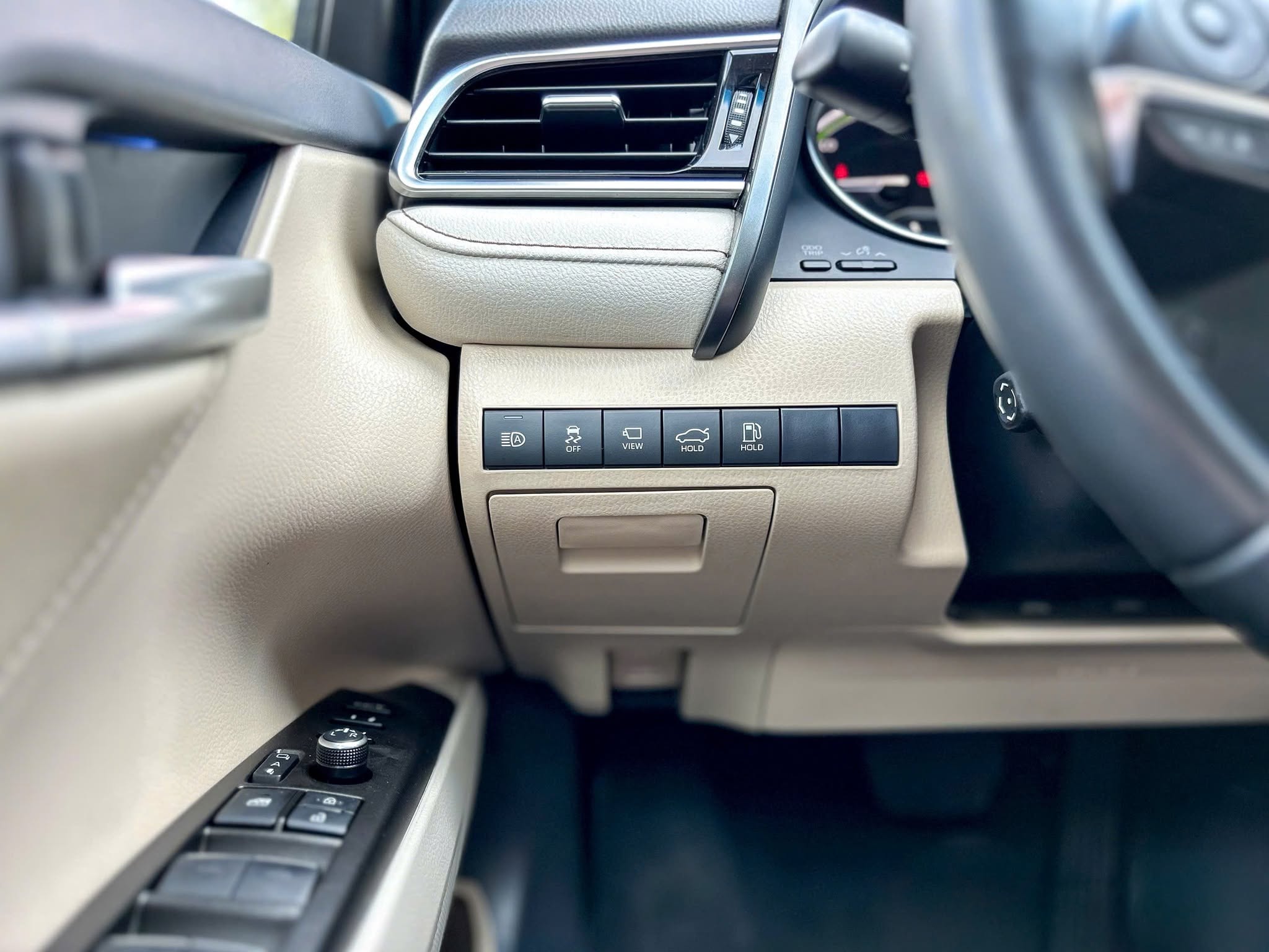 Bán xe Toyota Camry 2.5HV sản xuất 2023, màu trắng, nhập khẩu, 1.139 tỉ