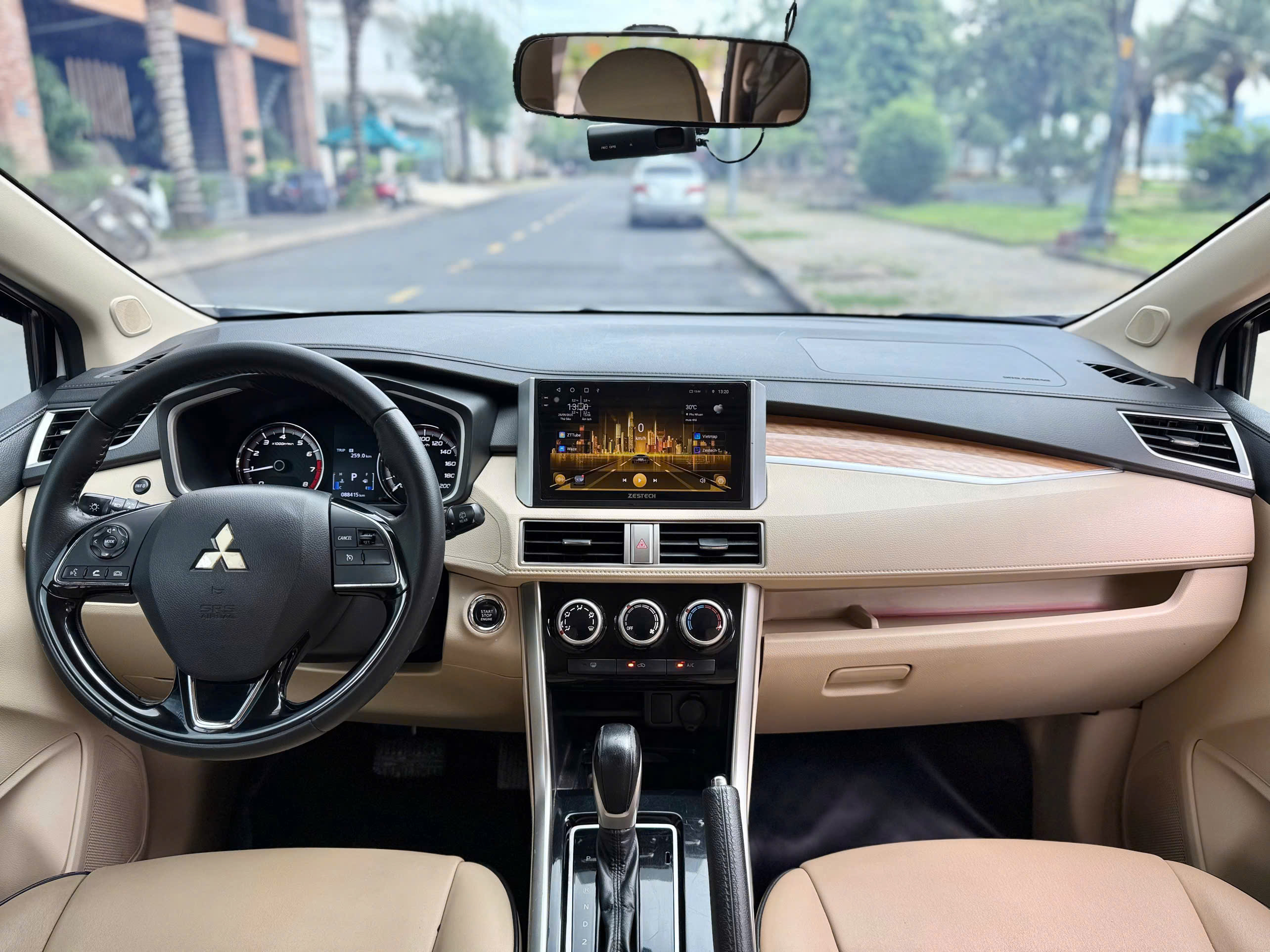 Bán xe Mitsubishi Xpander 1.5 AT sản xuất năm 2020, màu trắng, xe nhập, 370 triệu