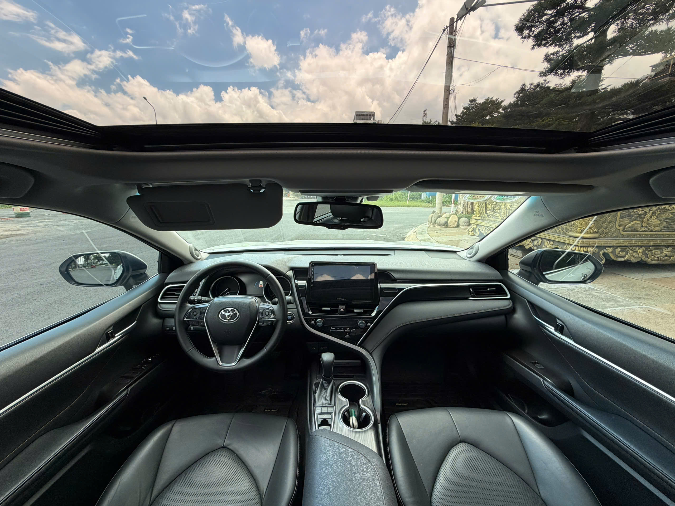 Bán Toyota Camry 2.0Q sản xuất 2023, màu trắng, nhập khẩu