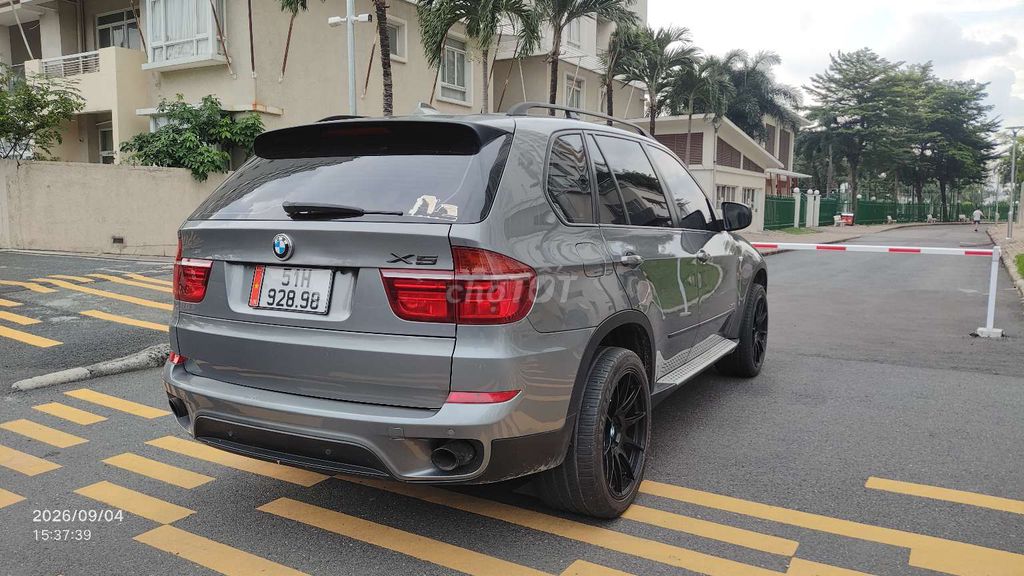 BMW X5 2011 LCI màu xám, xe chính chủ sử dụng kỹ, đã lên nhiều option giá trị.