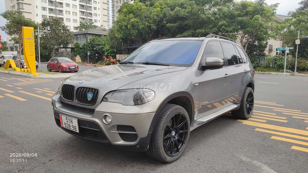 BMW X5 2011 LCI màu xám, xe chính chủ sử dụng kỹ, đã lên nhiều option giá trị.