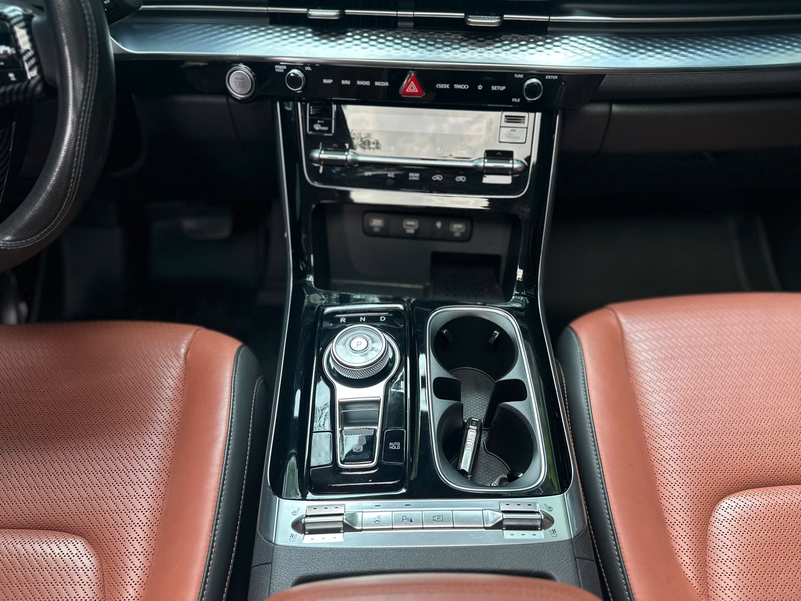 Cần bán Kia Carnival Signature 2.2D sản xuất năm 2024, màu đen, giá tốt