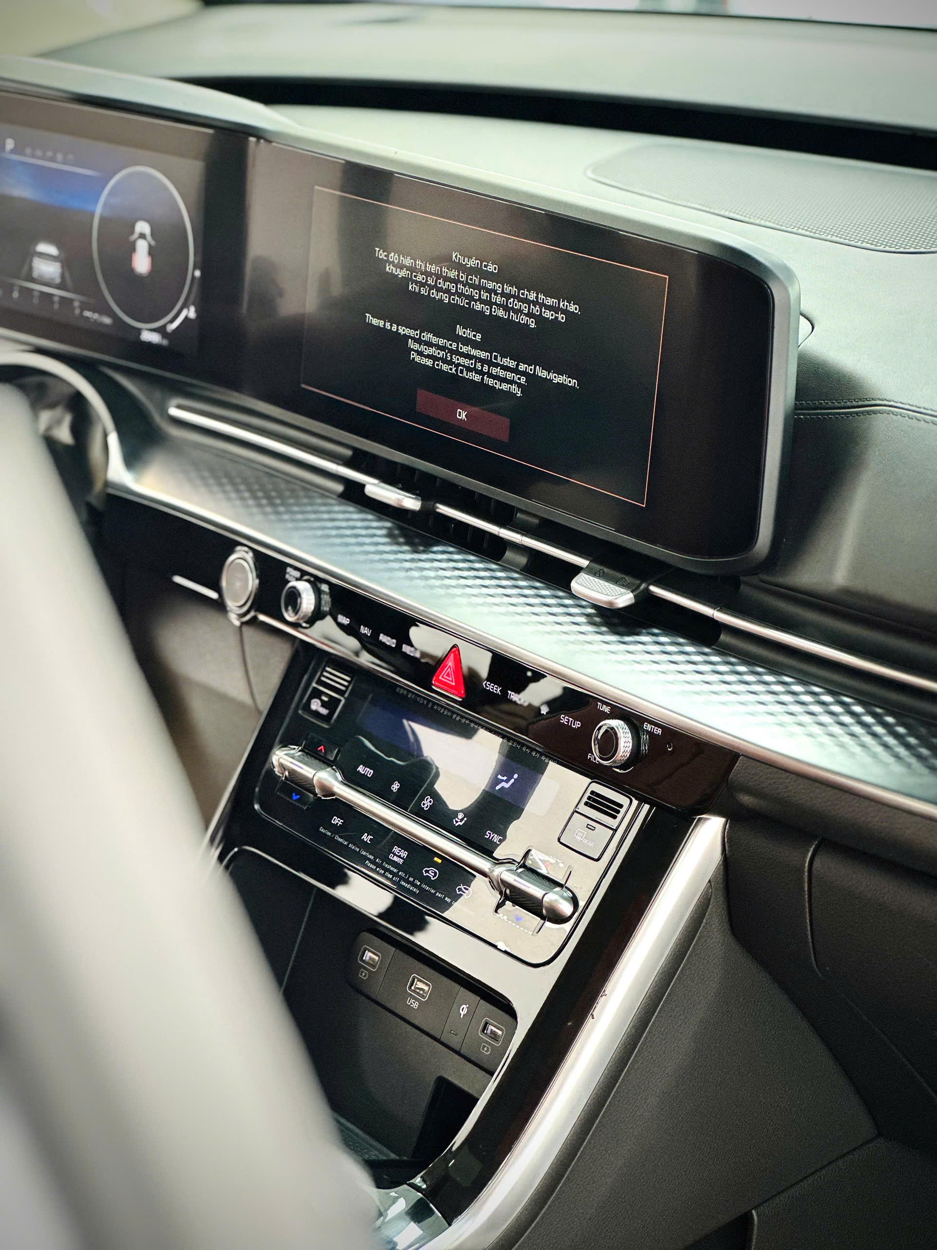 Bán Kia Carnival Signature 3.5G sản xuất năm 2023, màu trắng