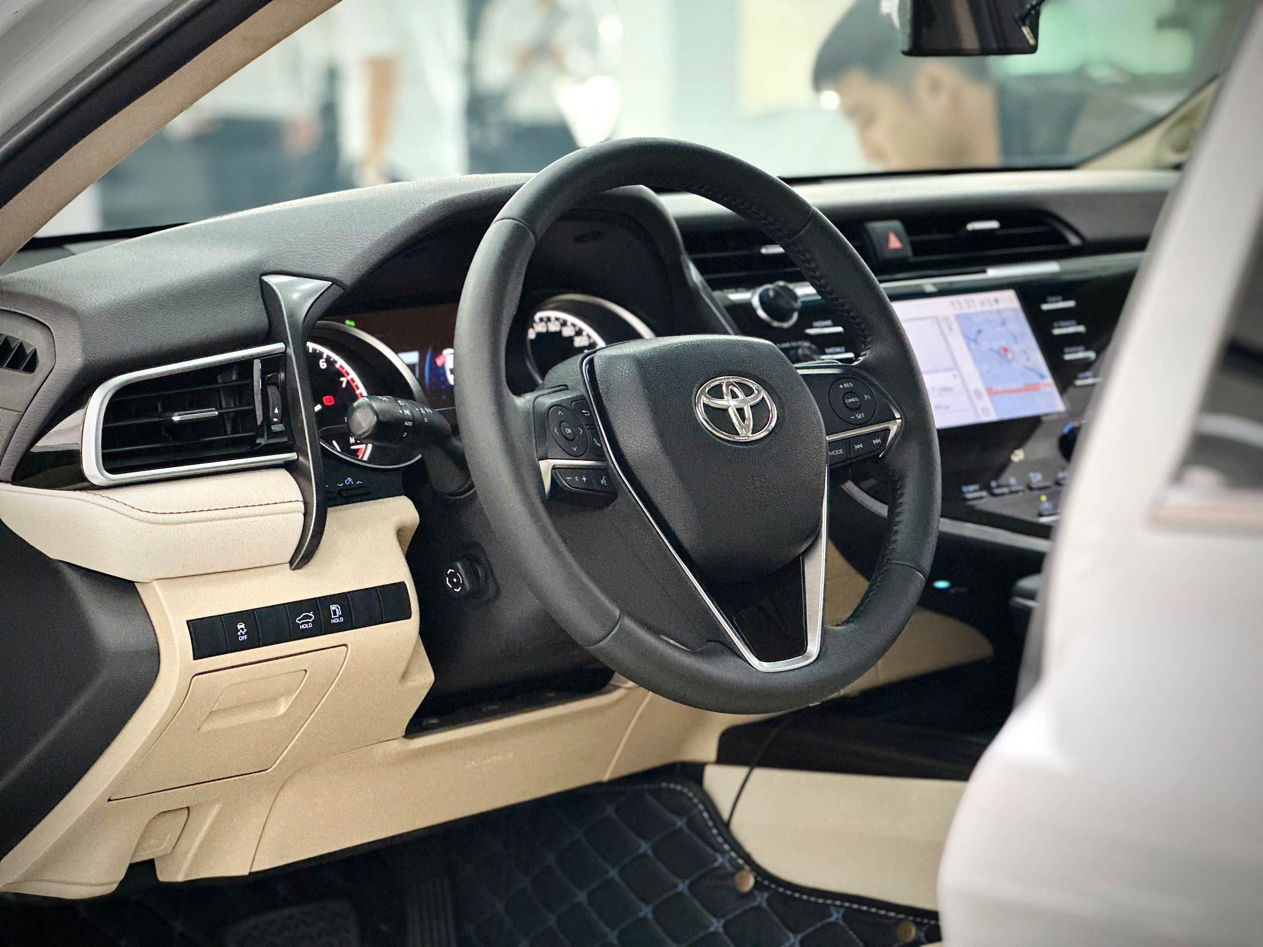 Bán Toyota Camry 2.5Q sản xuất 2020, màu trắng, nhập khẩu