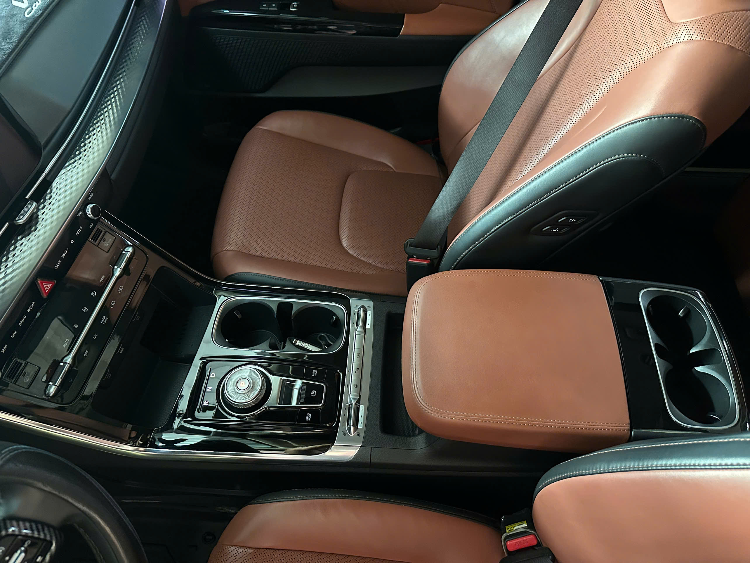 Cần bán Kia Carnival Signature 2.2D sản xuất năm 2024, màu đen, giá tốt