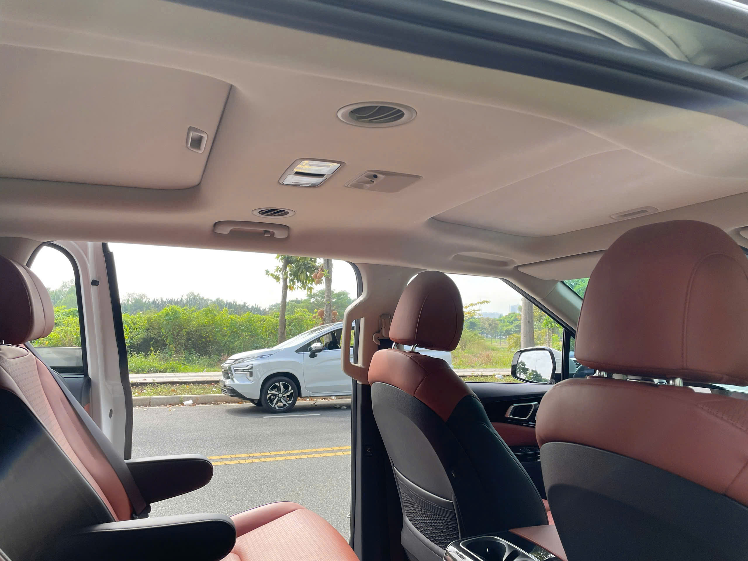 Bán ô tô Kia Carnival Signature 2.2D năm 2023, màu trắng, giá 1.08tỉ