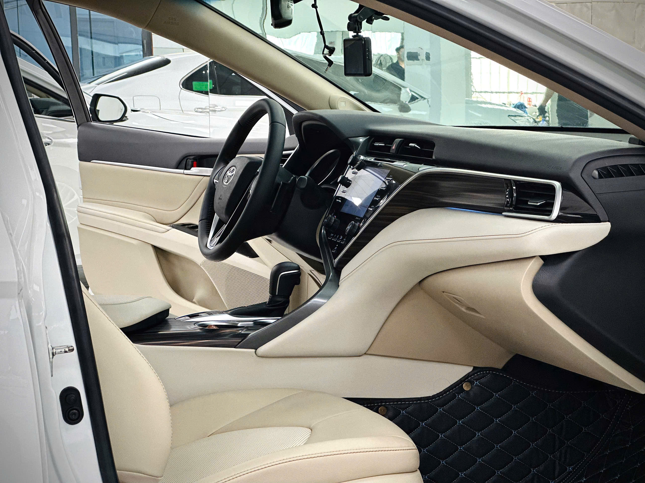Bán Toyota Camry 2.5Q sản xuất 2020, màu trắng, nhập khẩu