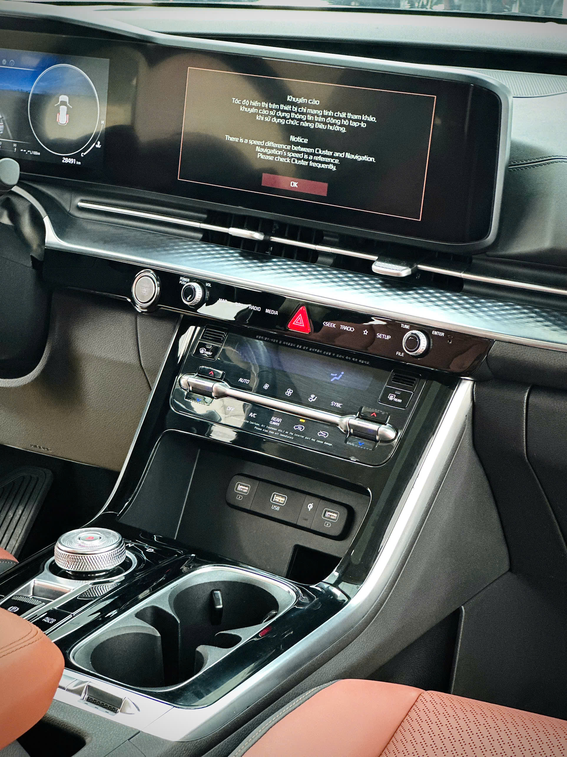 Bán Kia Carnival Signature 3.5G sản xuất năm 2023, màu trắng