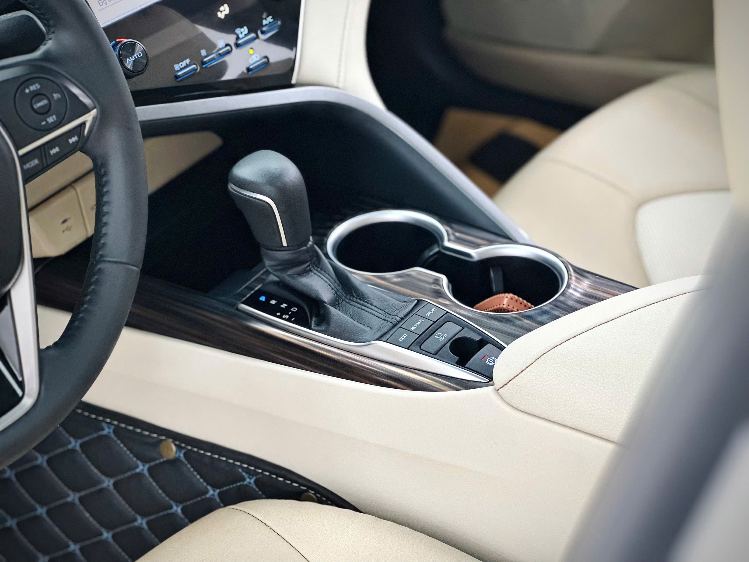 Bán Toyota Camry 2.5Q sản xuất 2020, màu trắng, nhập khẩu