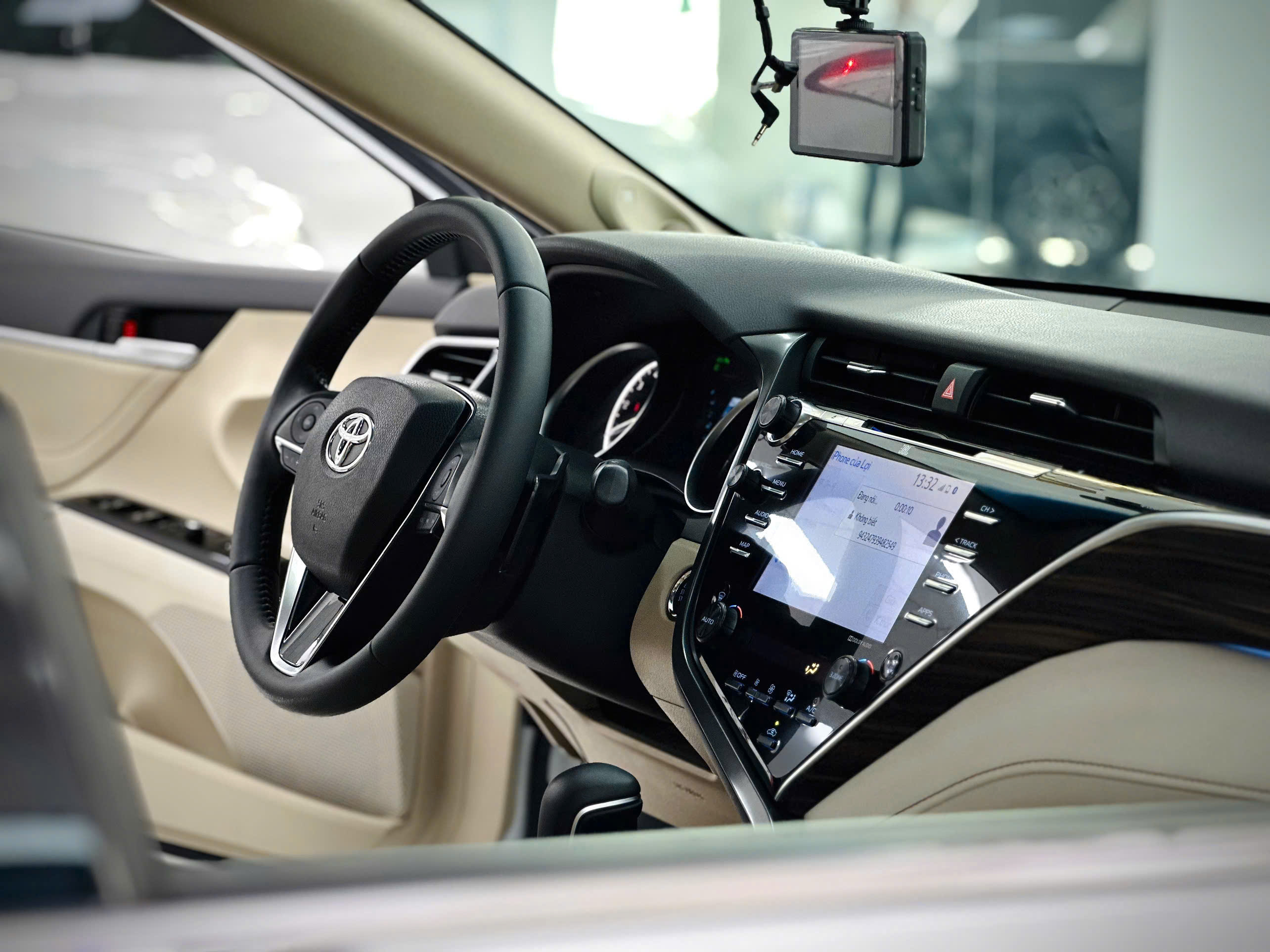Bán Toyota Camry 2.5Q sản xuất 2020, màu trắng, nhập khẩu