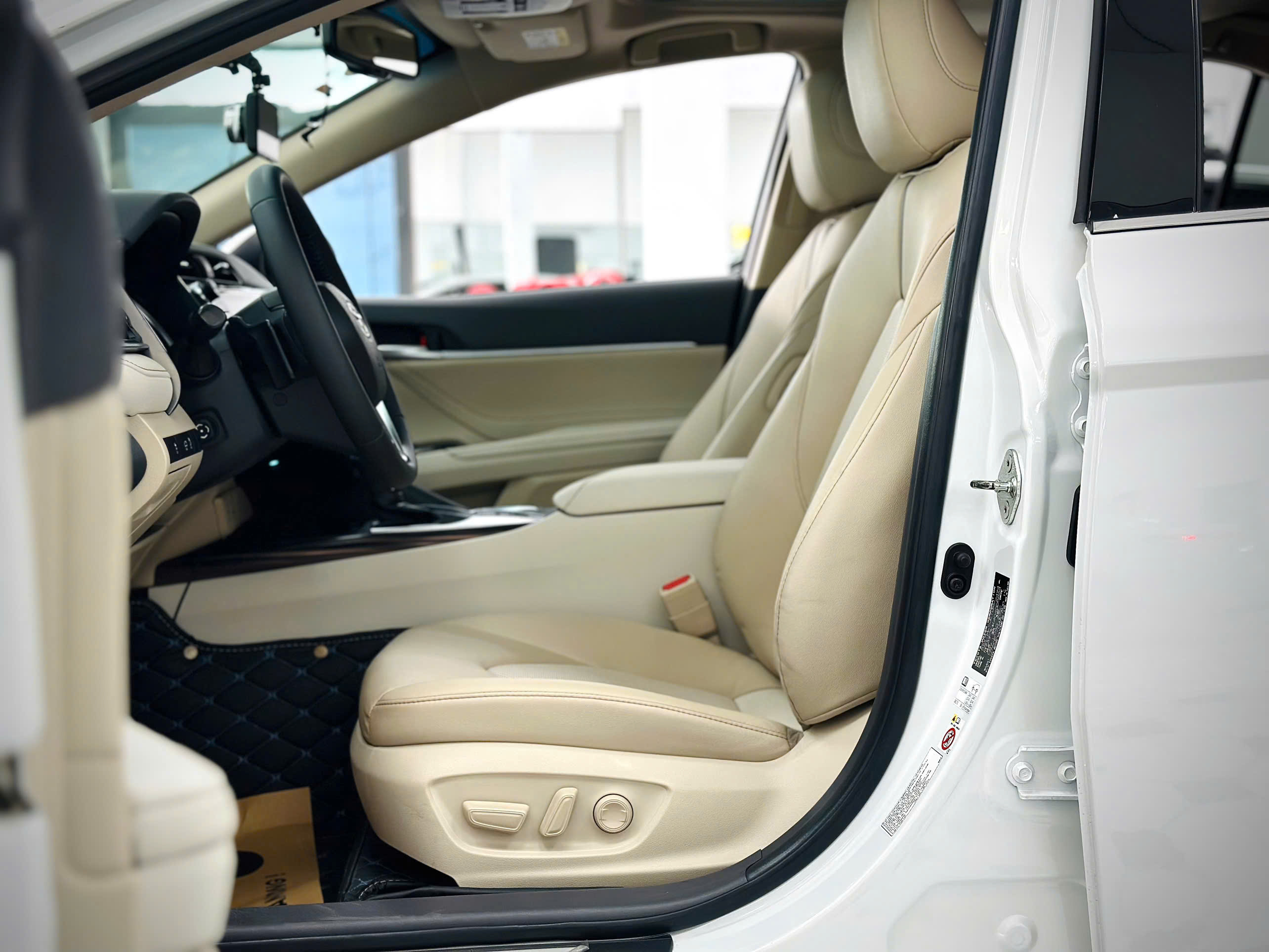 Bán Toyota Camry 2.5Q sản xuất 2020, màu trắng, nhập khẩu