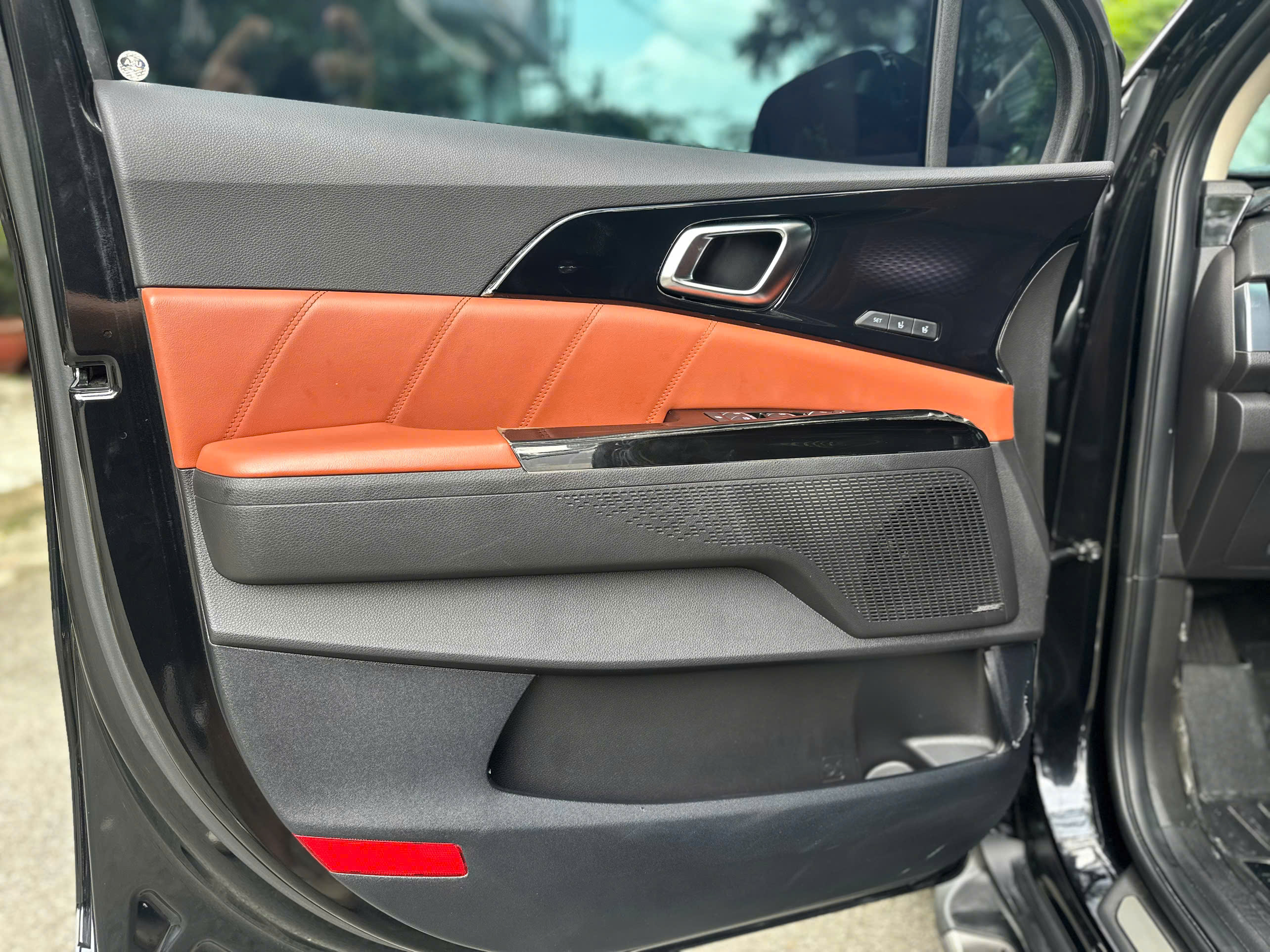 Cần bán Kia Carnival Signature 2.2D sản xuất năm 2024, màu đen, giá tốt