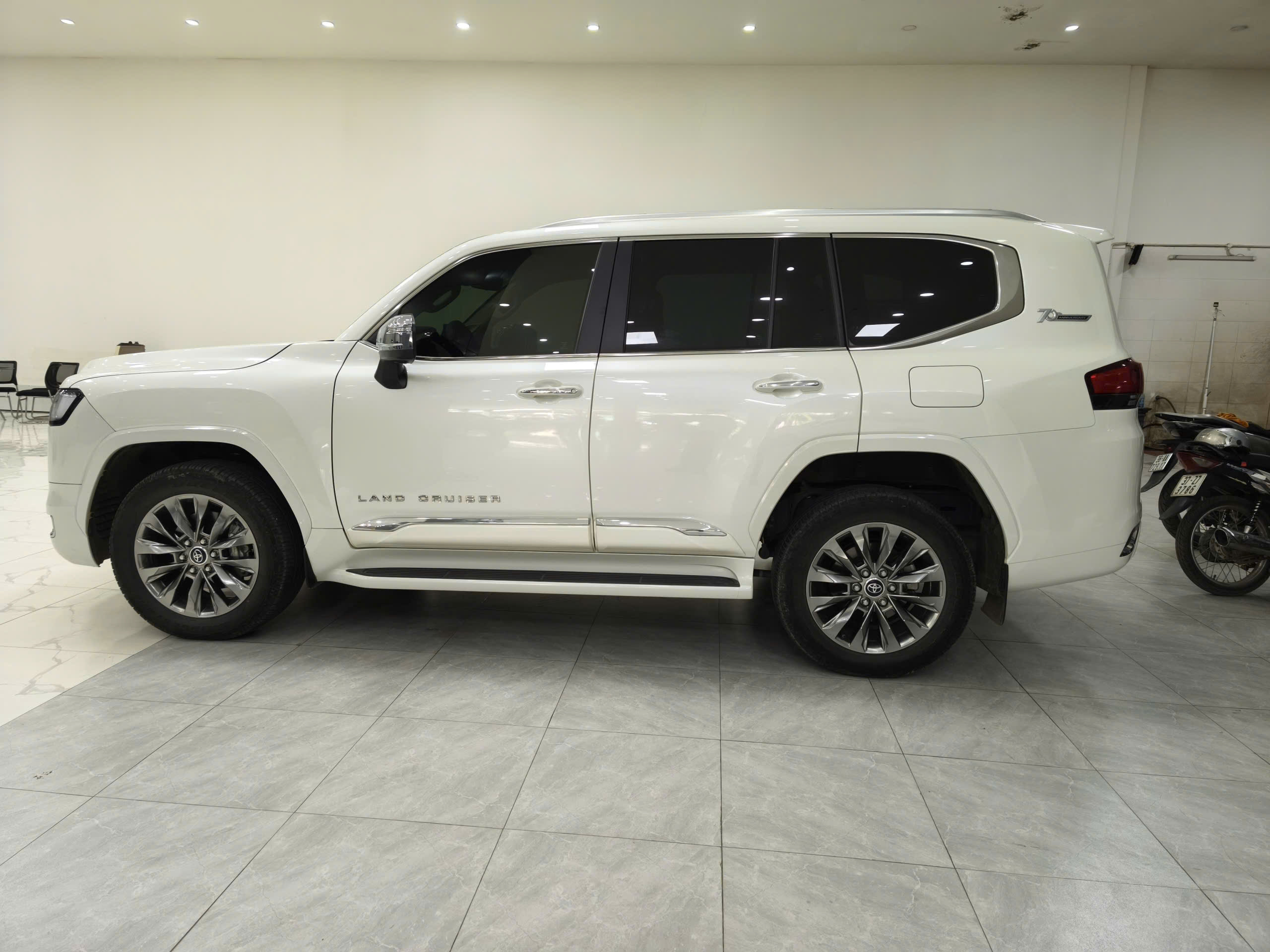 Bán ô tô Toyota Land Cruiser LC300 sản xuất 2023,xe đi hơn 2 vạn lên ful