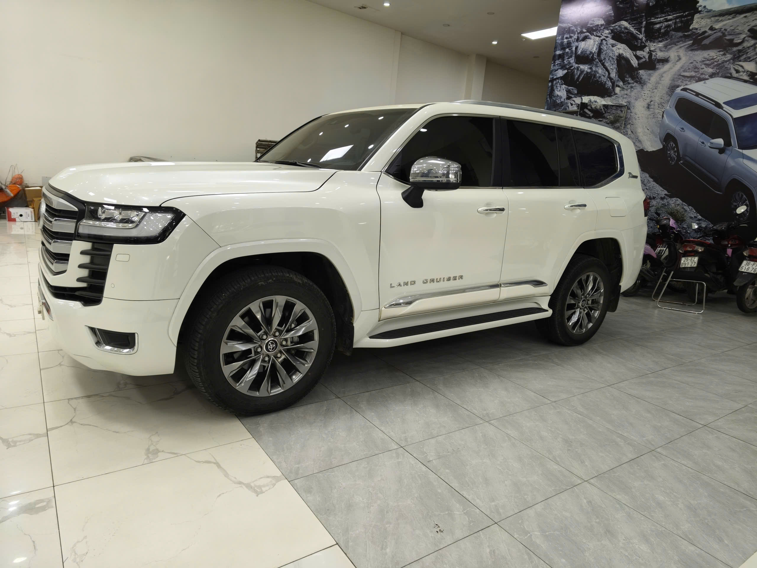 Bán ô tô Toyota Land Cruiser LC300 sản xuất 2023,xe đi hơn 2 vạn lên ful