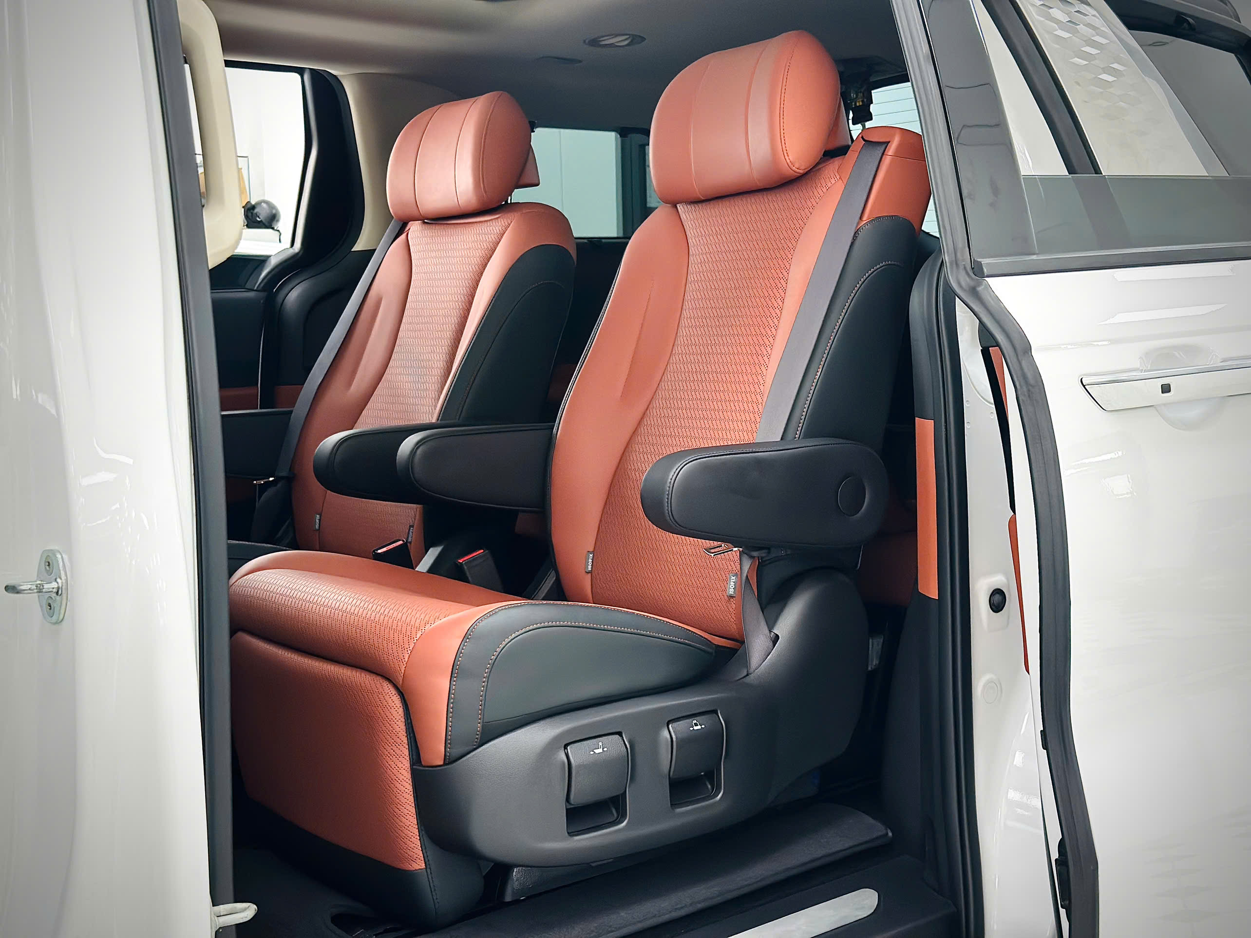 Bán Kia Carnival Signature 3.5G sản xuất năm 2023, màu trắng