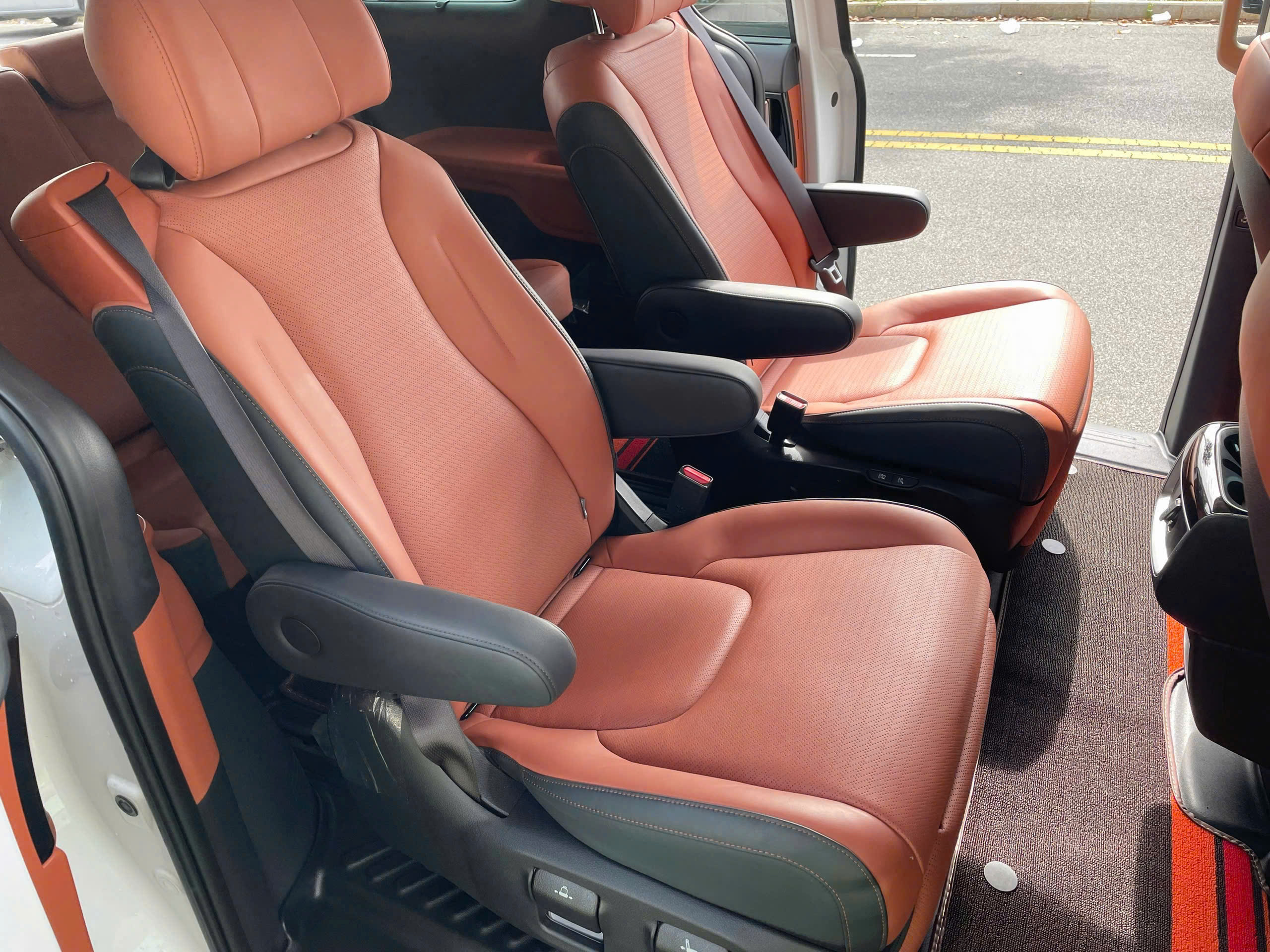 Bán ô tô Kia Carnival Signature 2.2D năm 2023, màu trắng, giá 1.08tỉ