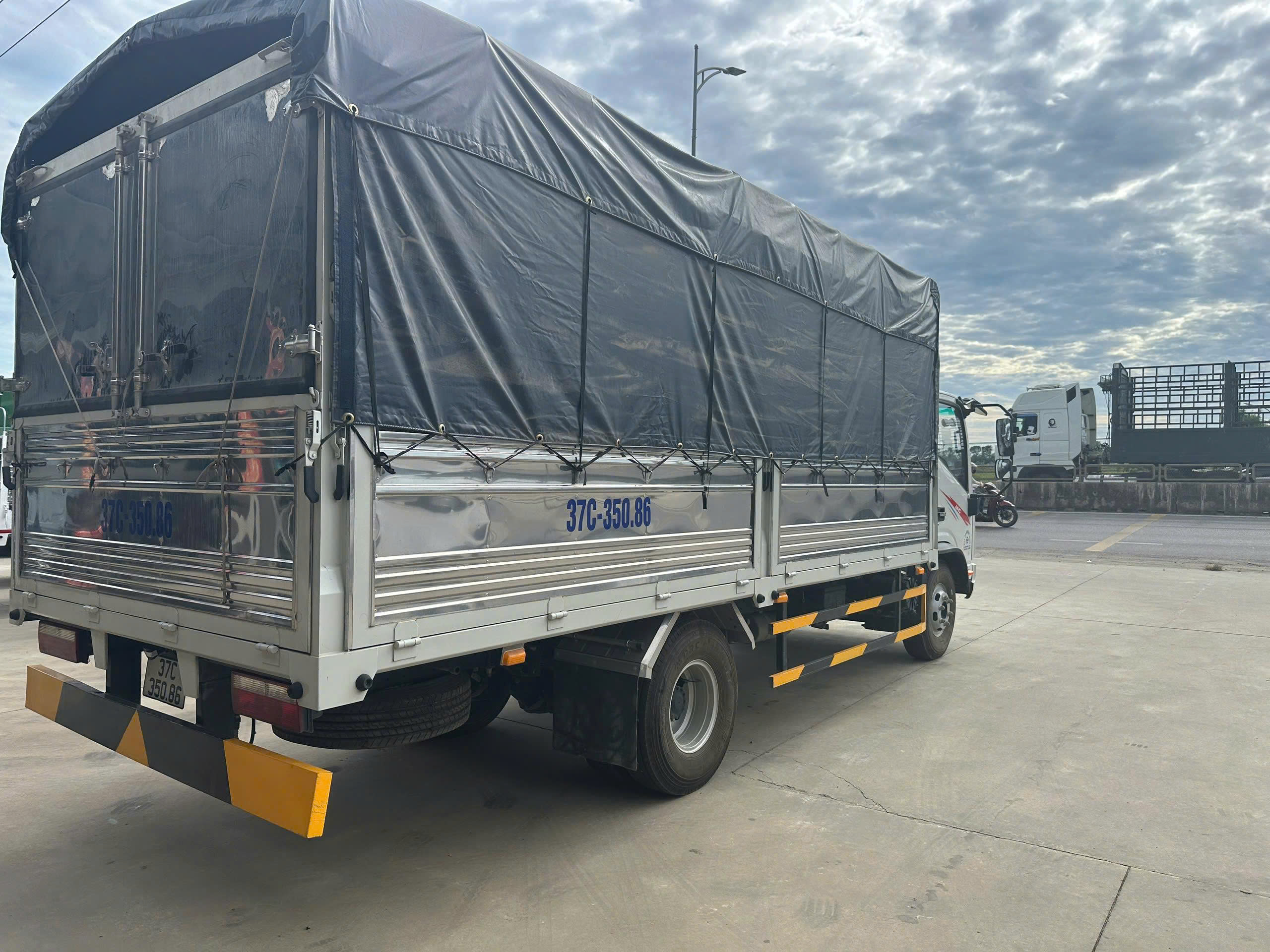 CHÍNH CHỦ BÁN XE TẢI 5 TẤN – ODO CHỈ 5.000 KM – GIÁ 4XX TRIỆU, CÒN THƯƠNG LƯỢNG!