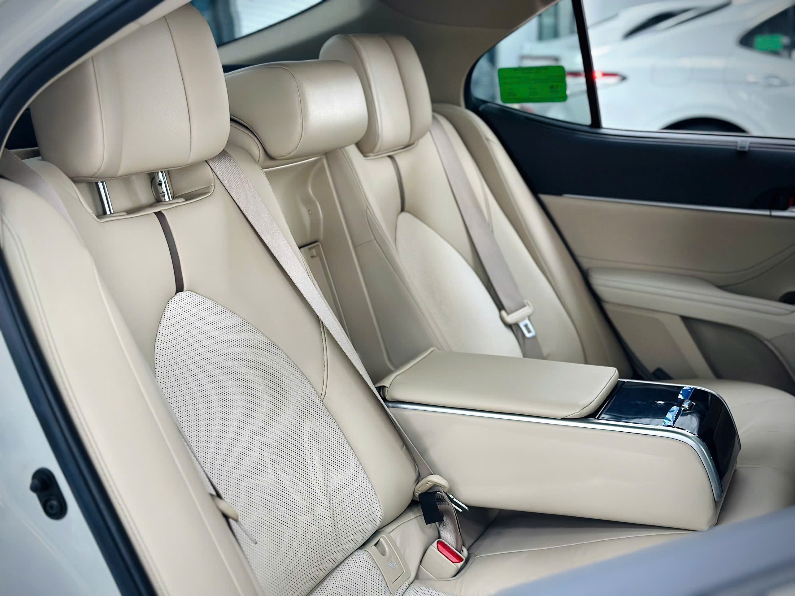Bán Toyota Camry 2.5Q sản xuất 2020, màu trắng, nhập khẩu