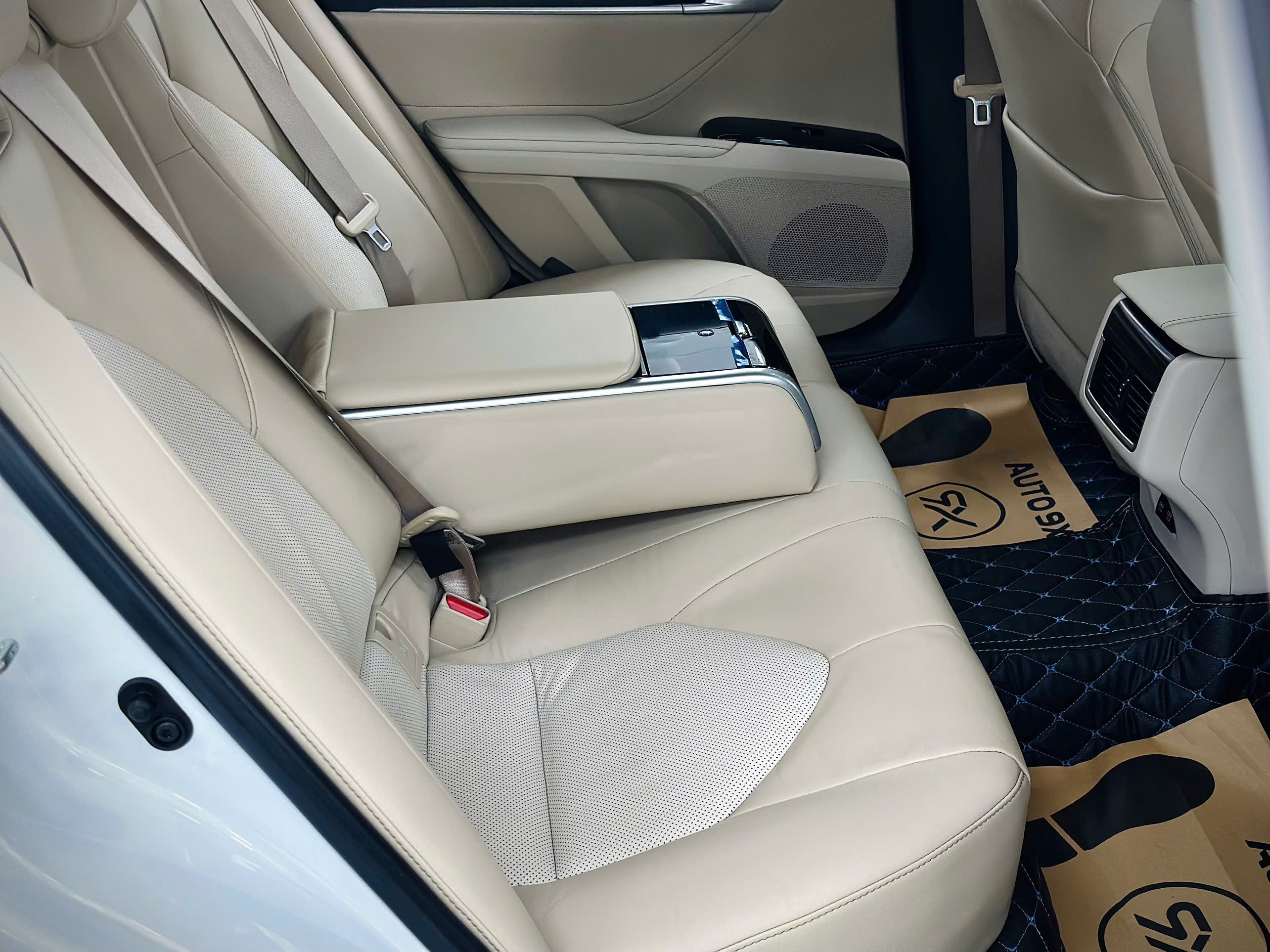 Bán Toyota Camry 2.5Q sản xuất 2020, màu trắng, nhập khẩu