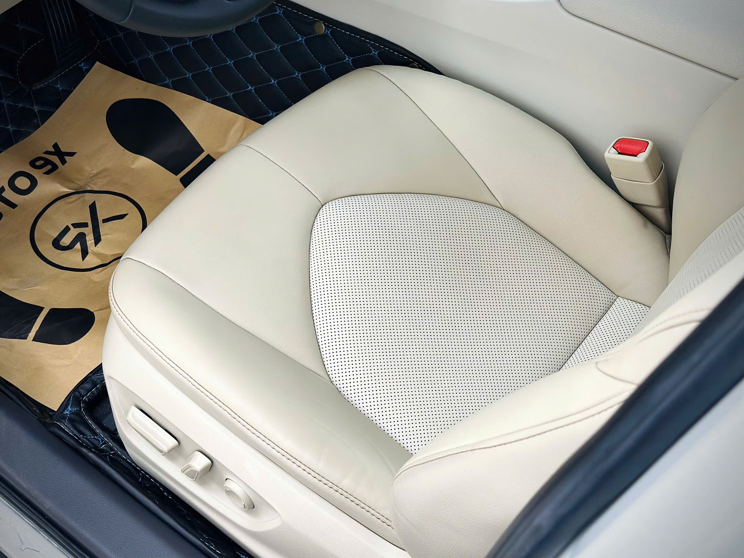 Bán Toyota Camry 2.5Q sản xuất 2020, màu trắng, nhập khẩu