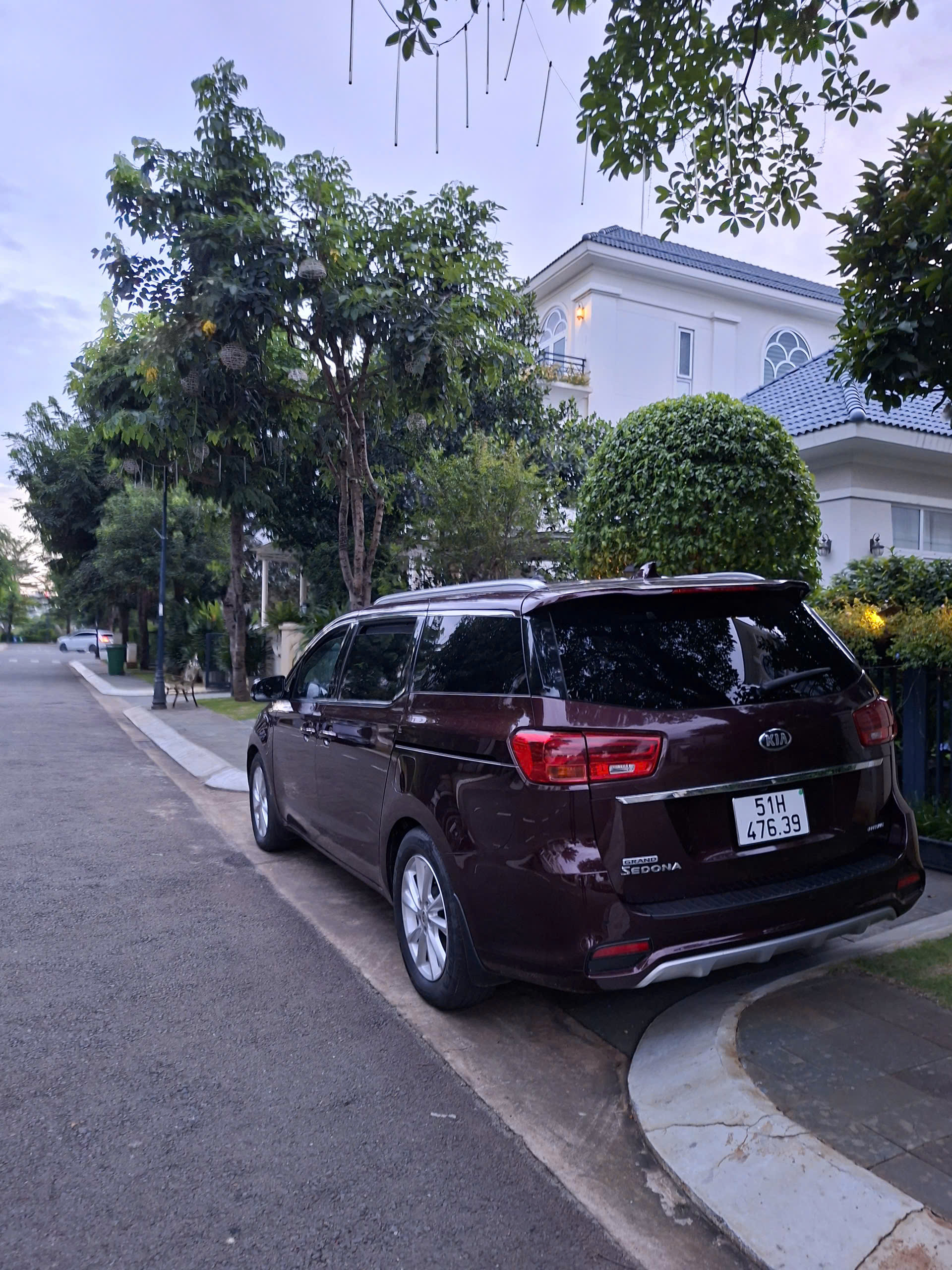 CẦN BÁN XE KIA SEDONA 3.3L GAT PREMIUM 2020 – BẢN FULL, BIỂN SÀI GÒN – GIÁ CHỈ 600 TRIỆU!