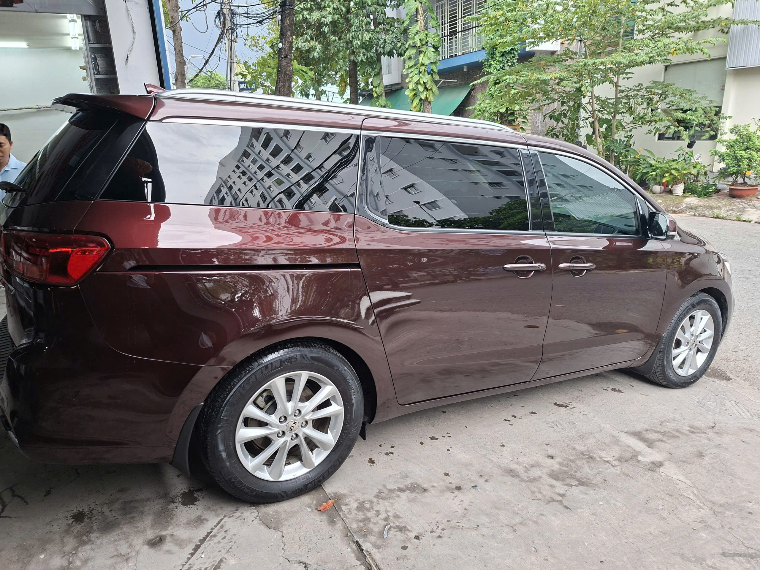 CẦN BÁN XE KIA SEDONA 3.3L GAT PREMIUM 2020 – BẢN FULL, BIỂN SÀI GÒN – GIÁ CHỈ 600 TRIỆU!