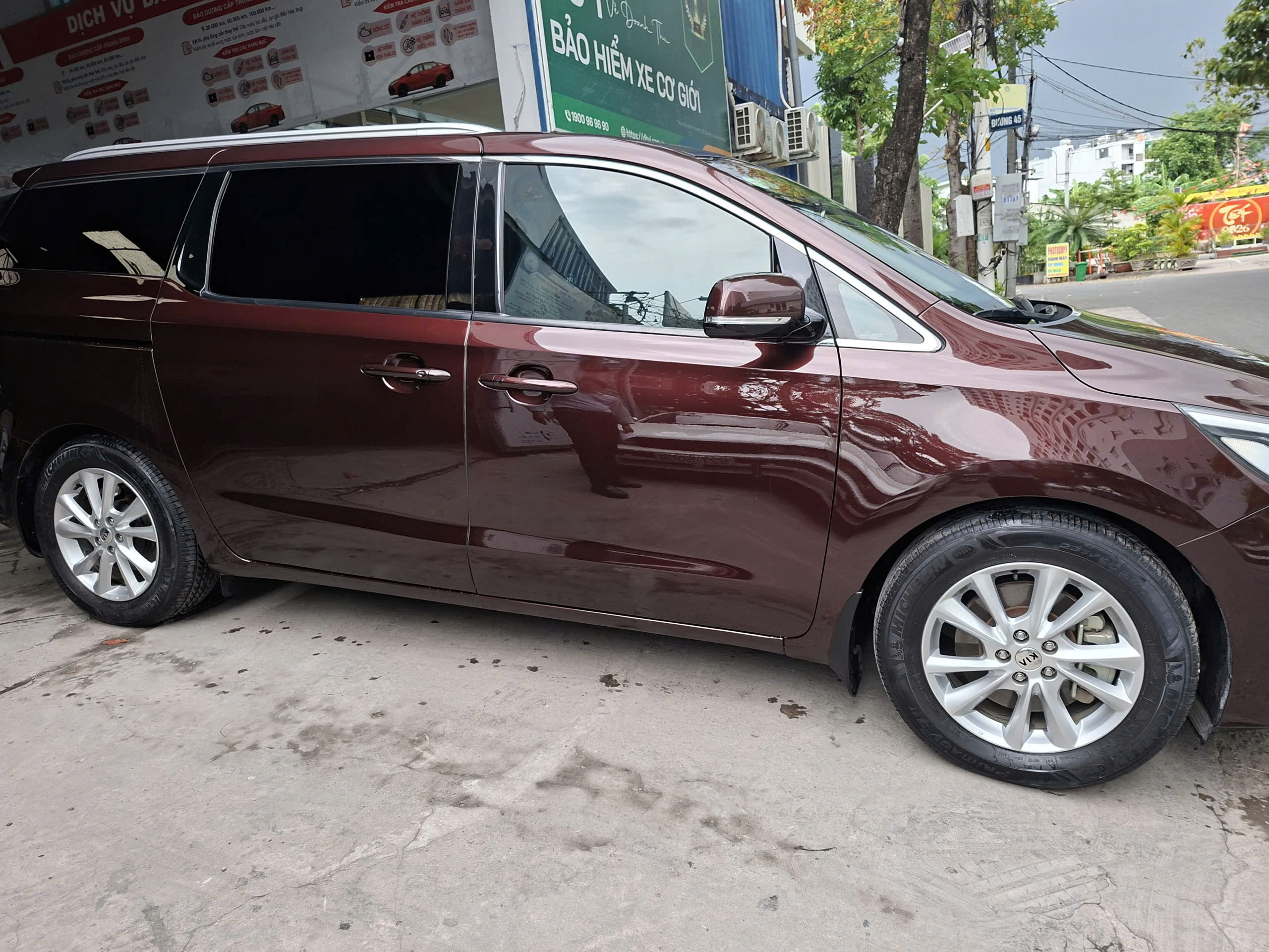 CẦN BÁN XE KIA SEDONA 3.3L GAT PREMIUM 2020 – BẢN FULL, BIỂN SÀI GÒN – GIÁ CHỈ 600 TRIỆU!