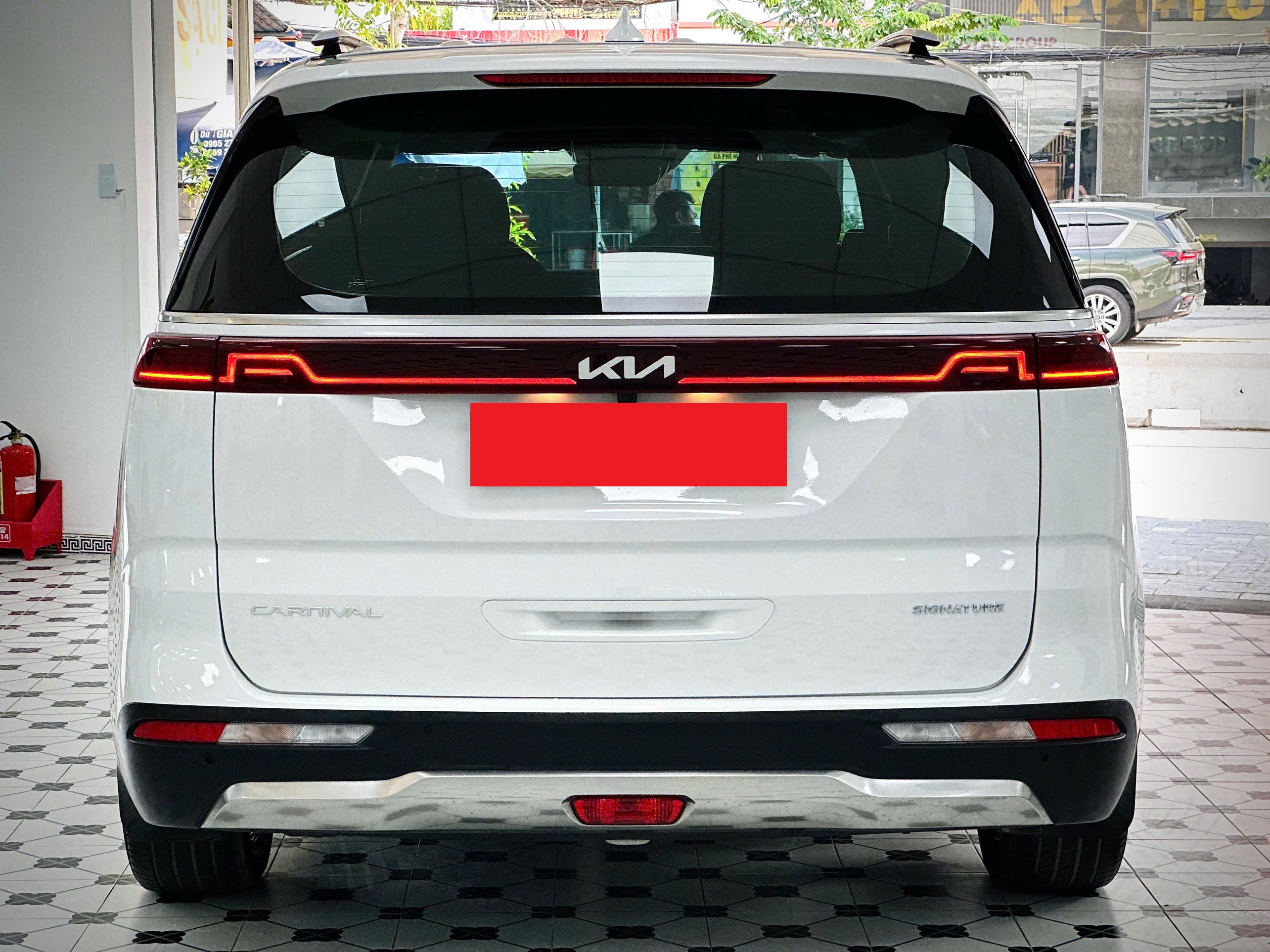 Bán Kia Carnival Signature 3.5G sản xuất năm 2023, màu trắng