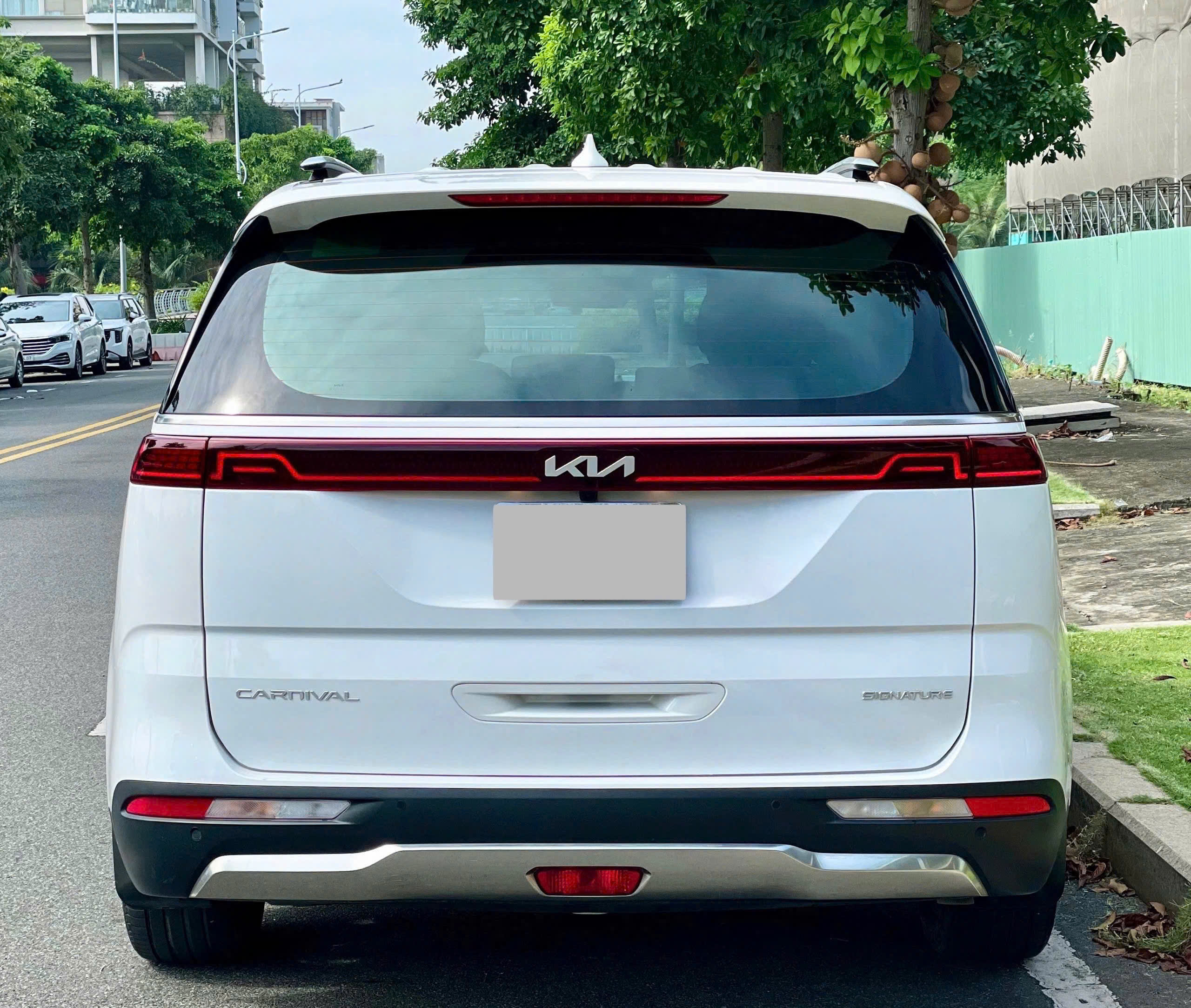 Bán ô tô Kia Carnival Signature 2.2D năm 2023, màu trắng, giá 1.08tỉ
